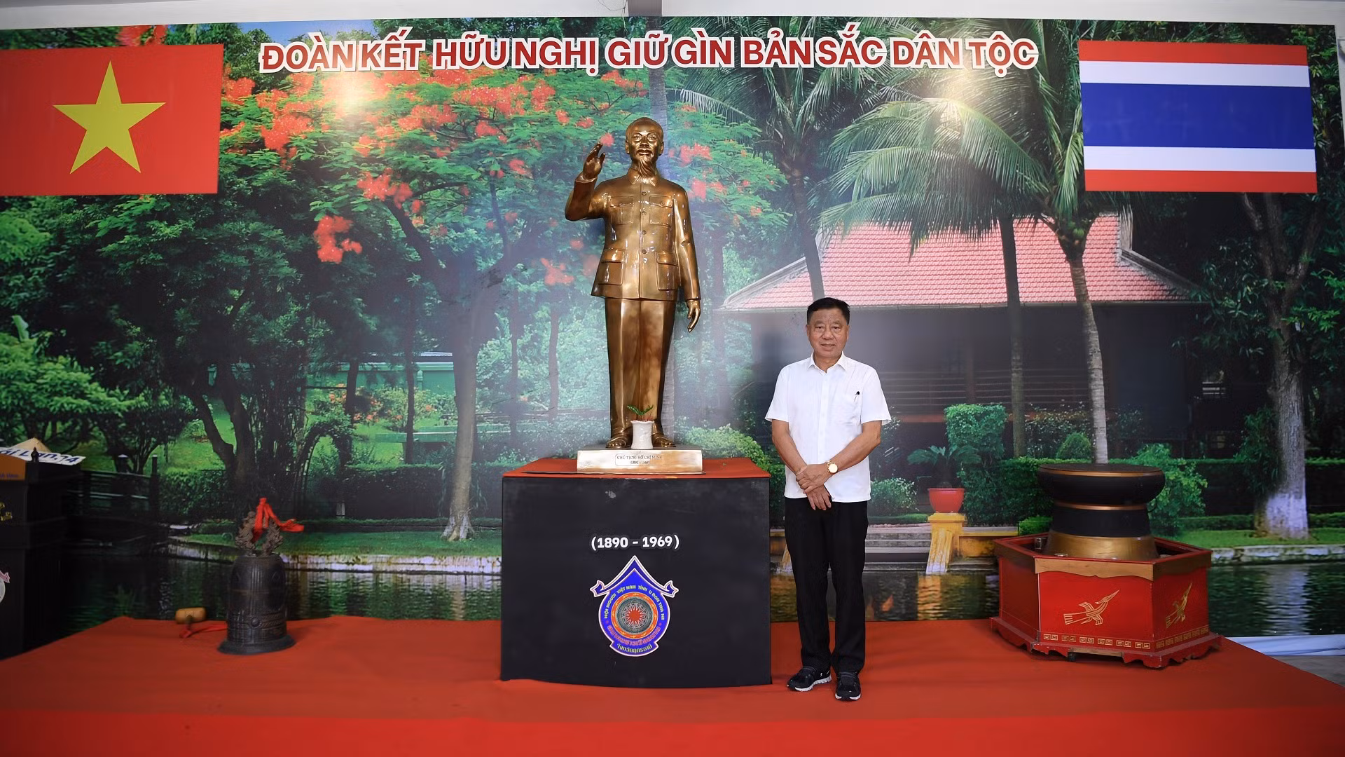 Ông Lương Xuân Hòa bên bức tượng đồng Chủ tịch Hồ Chí Minh của Hội người Việt Nam tỉnh Udon Thani được tặng mới đây.
