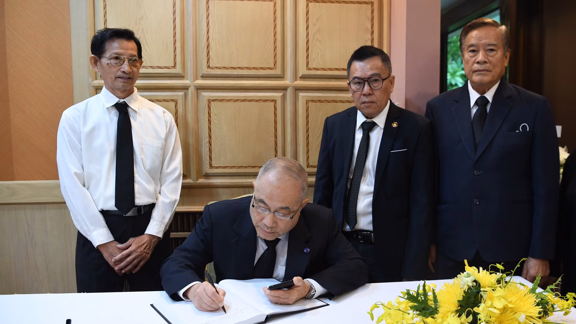 Thượng nghị sĩ, Giáo sư Lae Dilokvidhyarat, Đại học Chulalongkorn, Thái Lan chia sẻ với phóng viên Báo Nhân Dân: "Có thể nói cảm xúc của tôi bây giờ giống như cảm xúc của nhiều bà con người Thái gốc Việt. Chúng tôi đều vô cùng tiếc thương khi nghe tin Tổng Bí thư Nguyễn Phú Trọng từ trần. Chúng tôi được nghe rất nhiều về thành tựu của Việt Nam trong hơn 13 năm dưới sự lãnh đạo của Tổng Bí thư Nguyễn Phú Trọng. Trong thời gian này, kinh tế Việt Nam đã thực sự khởi sắc, vươn lên ngang tầm quốc tế, ghi nhận mức tăng trưởng GDP cao không chỉ ở ASEAN, mà còn ở châu Á. Việt Nam đã trở thành điểm đến thu hút với rất nhiều đối tác mong muốn đầu tư hay thiết lập quan hệ. Tôi nghĩ những thành công của Việt Nam dưới sự lãnh đạo của Tổng Bí thư Nguyễn Phú Trọng, sự cống hiến tận tụy của Tổng Bí thư với đất nước và nhân dân là khó có thể diễn giải hết. Sự cống hiến và công lao của Tổng Bí thư sẽ được người dân Việt Nam cũng như cộng đồng quốc tế ghi nhận mãi mãi". Thượng nghị sĩ, Giáo sư Lae Dilokvidhyarat, Đại học Chulalongkorn, Thái Lan chia sẻ với phóng viên Báo Nhân Dân: "Có thể nói cảm xúc của tôi bây giờ giống như cảm xúc của nhiều bà con người Thái gốc Việt. Chúng tôi đều vô cùng tiếc thương khi nghe tin Tổng Bí thư Nguyễn Phú Trọng từ trần. Chúng tôi được nghe rất nhiều về thành tựu của Việt Nam trong hơn 13 năm dưới sự lãnh đạo của Tổng Bí thư Nguyễn Phú Trọng. Trong thời gian này, kinh tế Việt Nam đã thực sự khởi sắc, vươn lên ngang tầm quốc tế, ghi nhận mức tăng trưởng GDP cao không chỉ ở ASEAN, mà còn ở châu Á. Việt Nam đã trở thành điểm đến thu hút với rất nhiều đối tác mong muốn đầu tư hay thiết lập quan hệ. Tôi nghĩ những thành công của Việt Nam dưới sự lãnh đạo của Tổng Bí thư Nguyễn Phú Trọng, sự cống hiến tận tụy của Tổng Bí thư với đất nước và nhân dân là khó có thể diễn giải hết. Sự cống hiến và công lao của Tổng Bí thư sẽ được người dân Việt Nam cũng như cộng đồng quốc tế ghi nhận mãi mãi".
