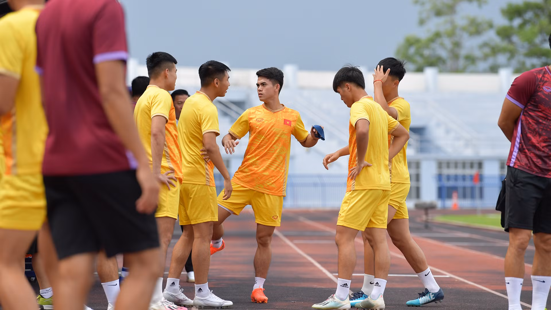 Ở trận ra quân ngày 18/8, U23 Lào hòa U23 Philippines với tỷ số 2-2. Đây được xem là lợi thế giúp U23 Việt Nam có thể soán ngôi đầu bảng sau lượt trận đầu tiên, nếu thắng U23 Lào trong ngày 20/8. Ở trận ra quân ngày 18/8, U23 Lào hòa U23 Philippines với tỷ số 2-2. Đây được xem là lợi thế giúp U23 Việt Nam có thể soán ngôi đầu bảng sau lượt trận đầu tiên, nếu thắng U23 Lào trong ngày 20/8.