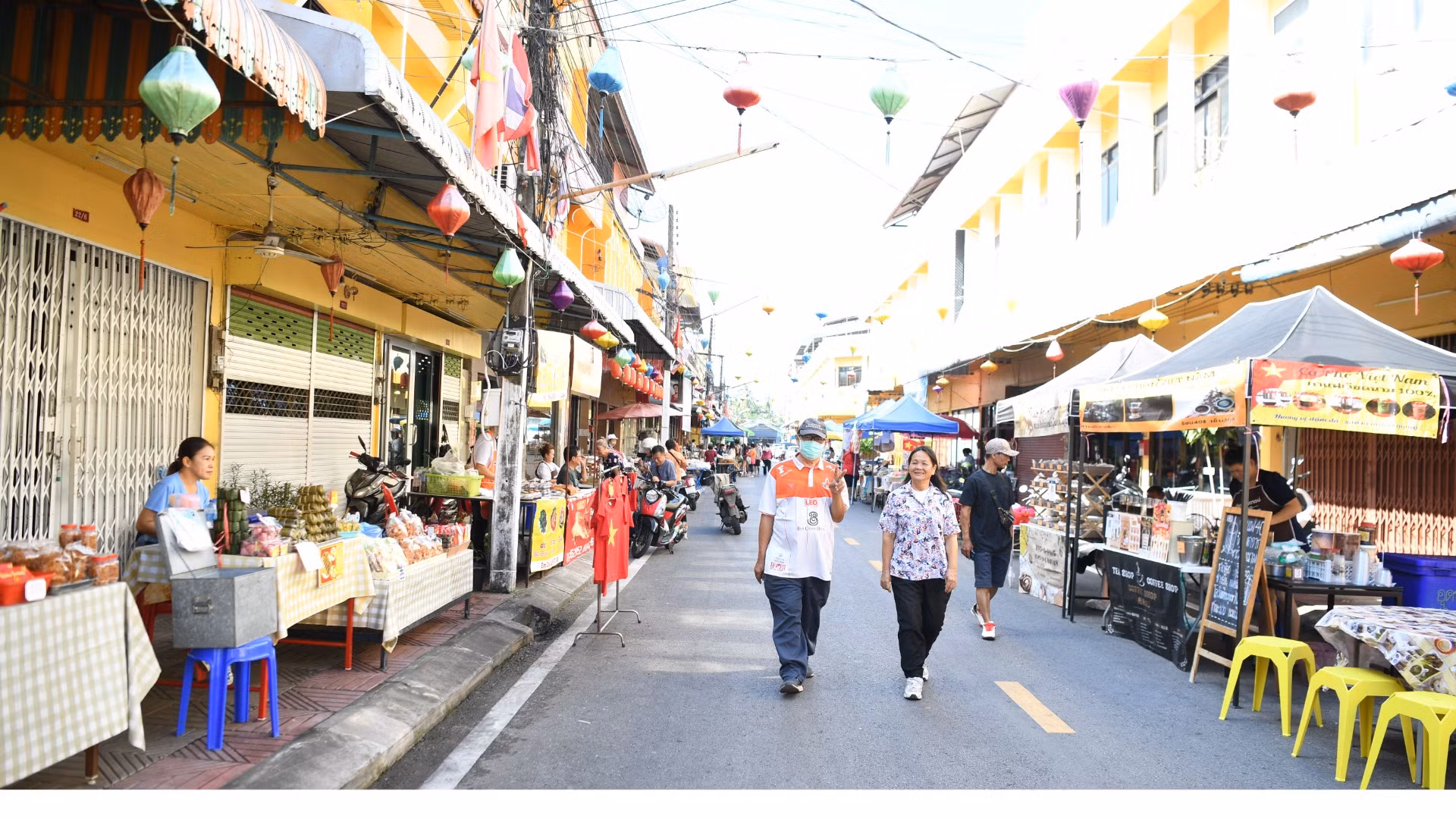 Ngõ 2, phố Srisuk, thành phố Udon Thani rộn ràng mỗi dịp cuối tuần.