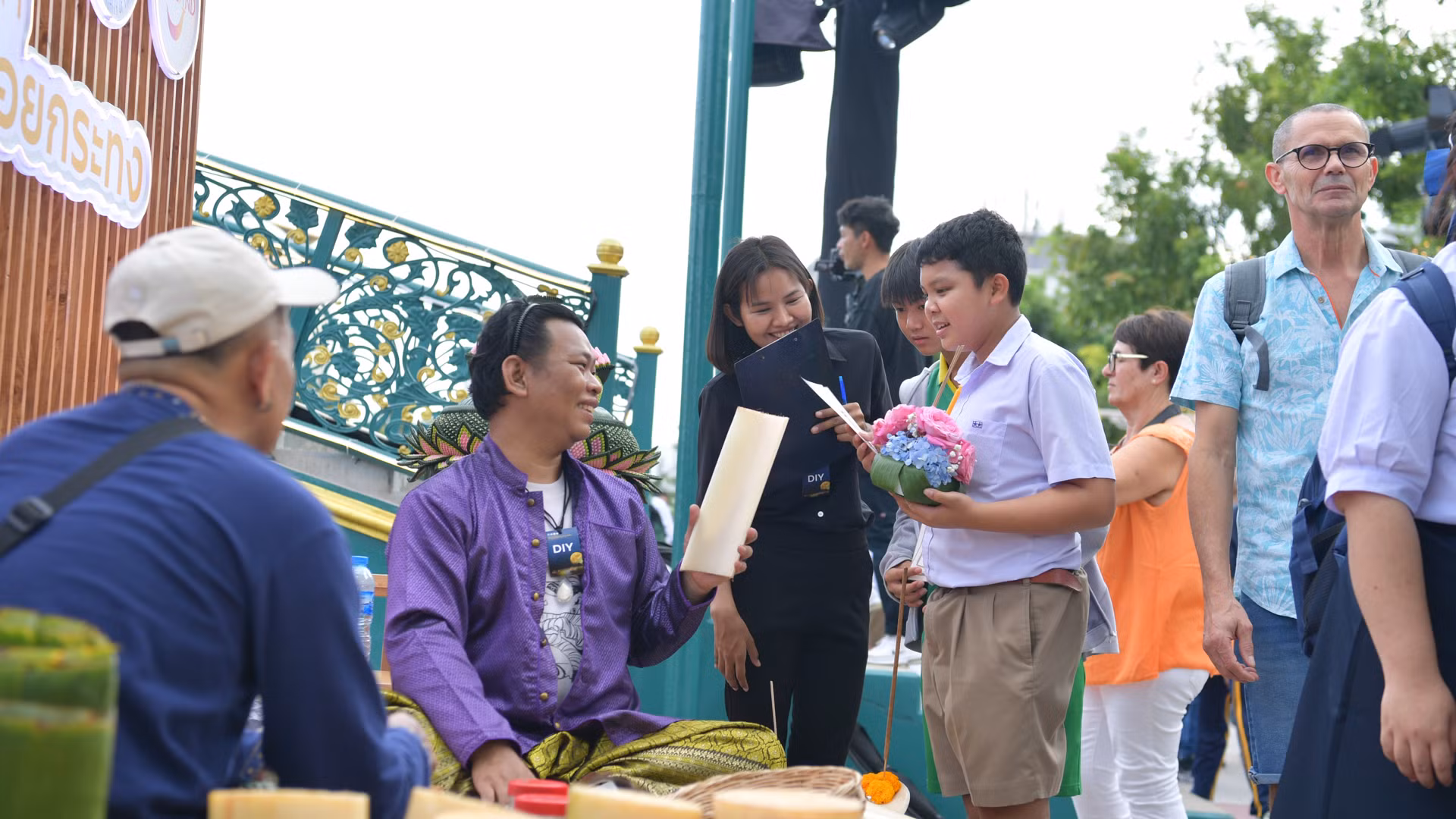 Chính quyền Thái Lan kêu gọi người dân chọn các vật liệu thân thiện với môi trường để làm krathong. Krathong theo truyền thống được làm từ một lát thân chuối và được trang trí bằng lá chuối, hoa, hương và nến. Chính quyền Thái Lan kêu gọi người dân chọn các vật liệu thân thiện với môi trường để làm krathong. Krathong theo truyền thống được làm từ một lát thân chuối và được trang trí bằng lá chuối, hoa, hương và nến.