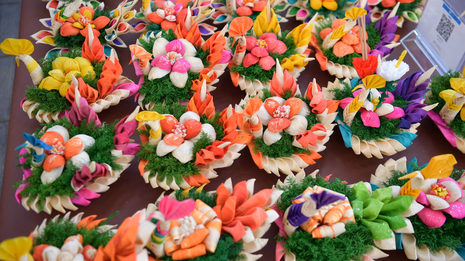 Krathong ngày nay được biến tấu với những hình thức rất bắt mắt. Krathong ngày nay được biến tấu với những hình thức rất bắt mắt.