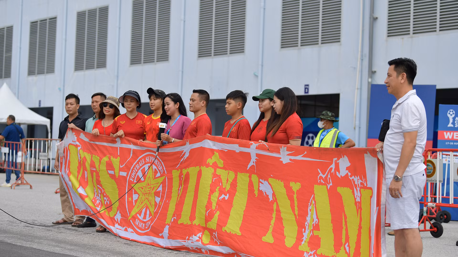 Các cổ đông viên có mặt tại Rayong để cổ vũ cho đội tuyển U23 Việt Nam. Các cổ đông viên có mặt tại Rayong để cổ vũ cho đội tuyển U23 Việt Nam.