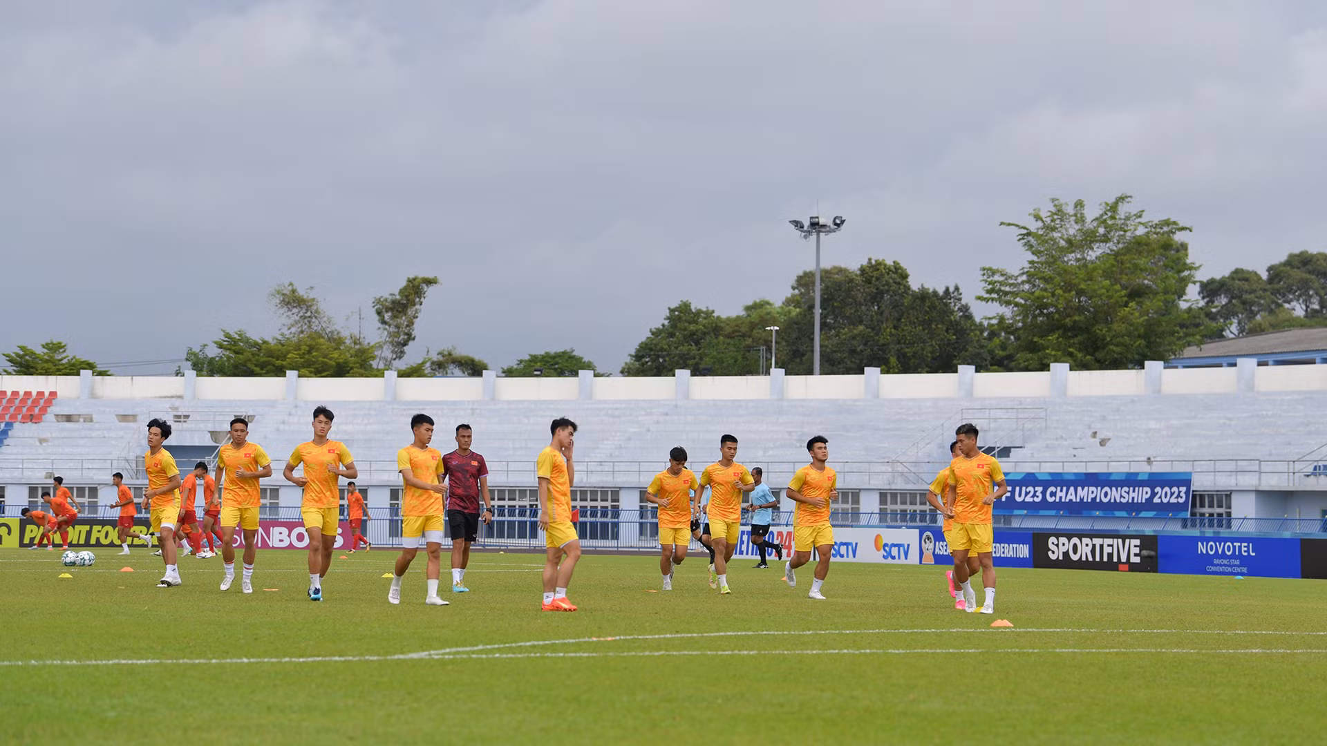 Trước đó, tối 19/8, huấn luyện viên Hoàng Anh Tuấn đã đưa ra quyết định cuối cùng về danh sách chính thức 23 cầu thủ của Việt Nam tham dự giải vô địch U23 Đông Nam Á 2023. Trước đó, tối 19/8, huấn luyện viên Hoàng Anh Tuấn đã đưa ra quyết định cuối cùng về danh sách chính thức 23 cầu thủ của Việt Nam tham dự giải vô địch U23 Đông Nam Á 2023.