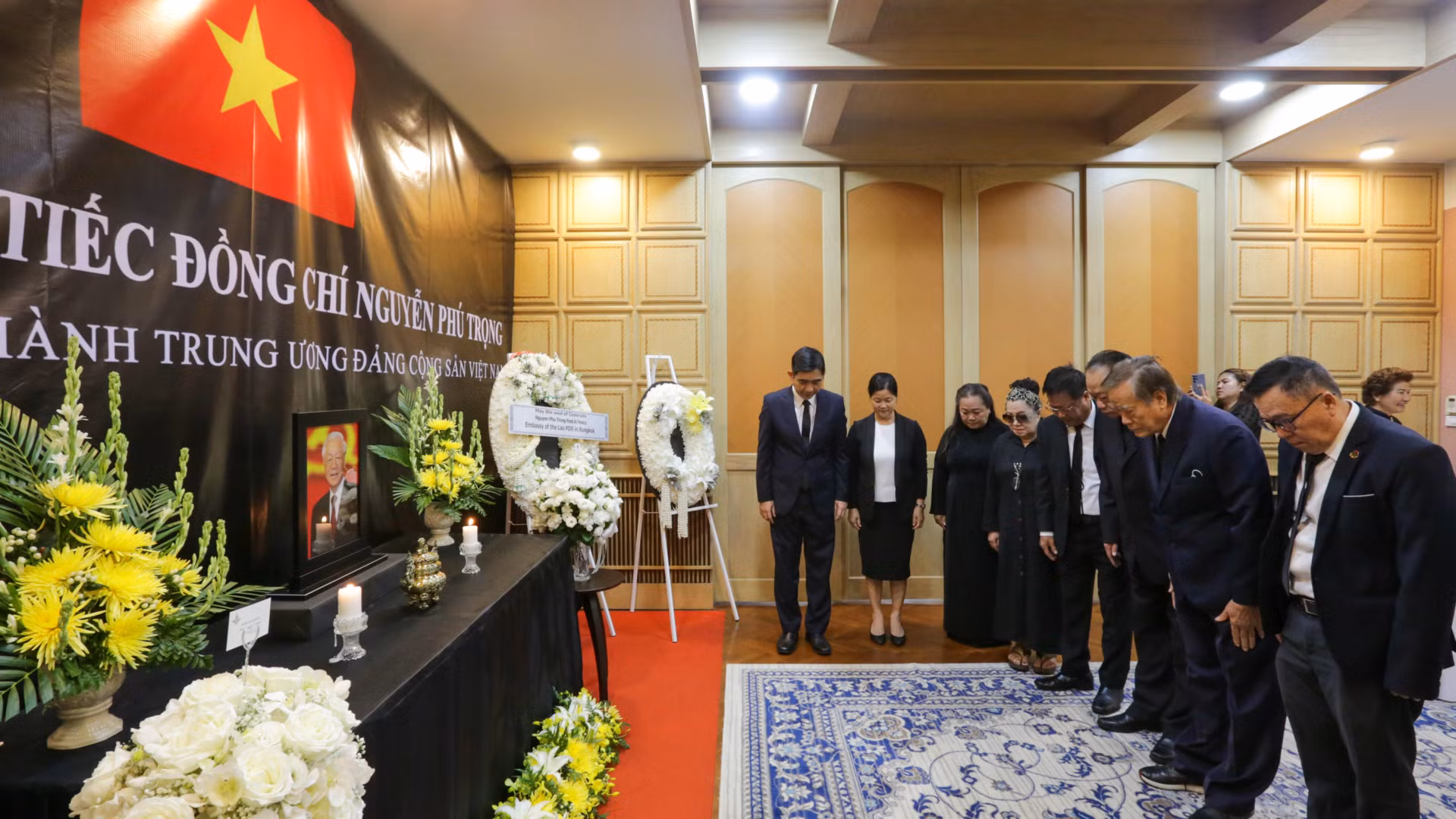 Hội người Việt tại thủ đô Bangkok và vùng phụ cận do Chủ tịch Đỗ Xuân Phúc dẫn đầu cũng đã đến viếng Tổng Bí thư Nguyễn Phú Trọng. Ghi sổ tang, ông Đỗ Xuân Phúc viết: "Việt kiều Thái Lan rất thương tiếc bác Nguyễn Phú Trọng, người đã có công với đất nước Việt Nam và nhân dân Việt Nam". Hội người Việt tại thủ đô Bangkok và vùng phụ cận do Chủ tịch Đỗ Xuân Phúc dẫn đầu cũng đã đến viếng Tổng Bí thư Nguyễn Phú Trọng. Ghi sổ tang, ông Đỗ Xuân Phúc viết: "Việt kiều Thái Lan rất thương tiếc bác Nguyễn Phú Trọng, người đã có công với đất nước Việt Nam và nhân dân Việt Nam".