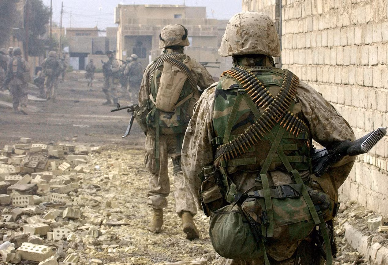Lực lượng Mỹ tuần tra trên đường phố Fallujah, Iraq, tháng 12/2004. (Ảnh: AFP/Getty Images) Lực lượng Mỹ tuần tra trên đường phố Fallujah, Iraq, tháng 12/2004. (Ảnh: AFP/Getty Images)