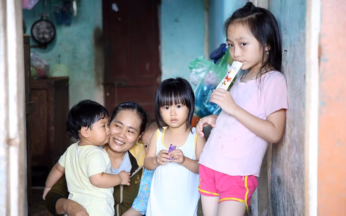 Vợ ông Lê Tiến Quý vừa chăm con, vừa nhận trông trẻ để có thêm chút thu nhập.