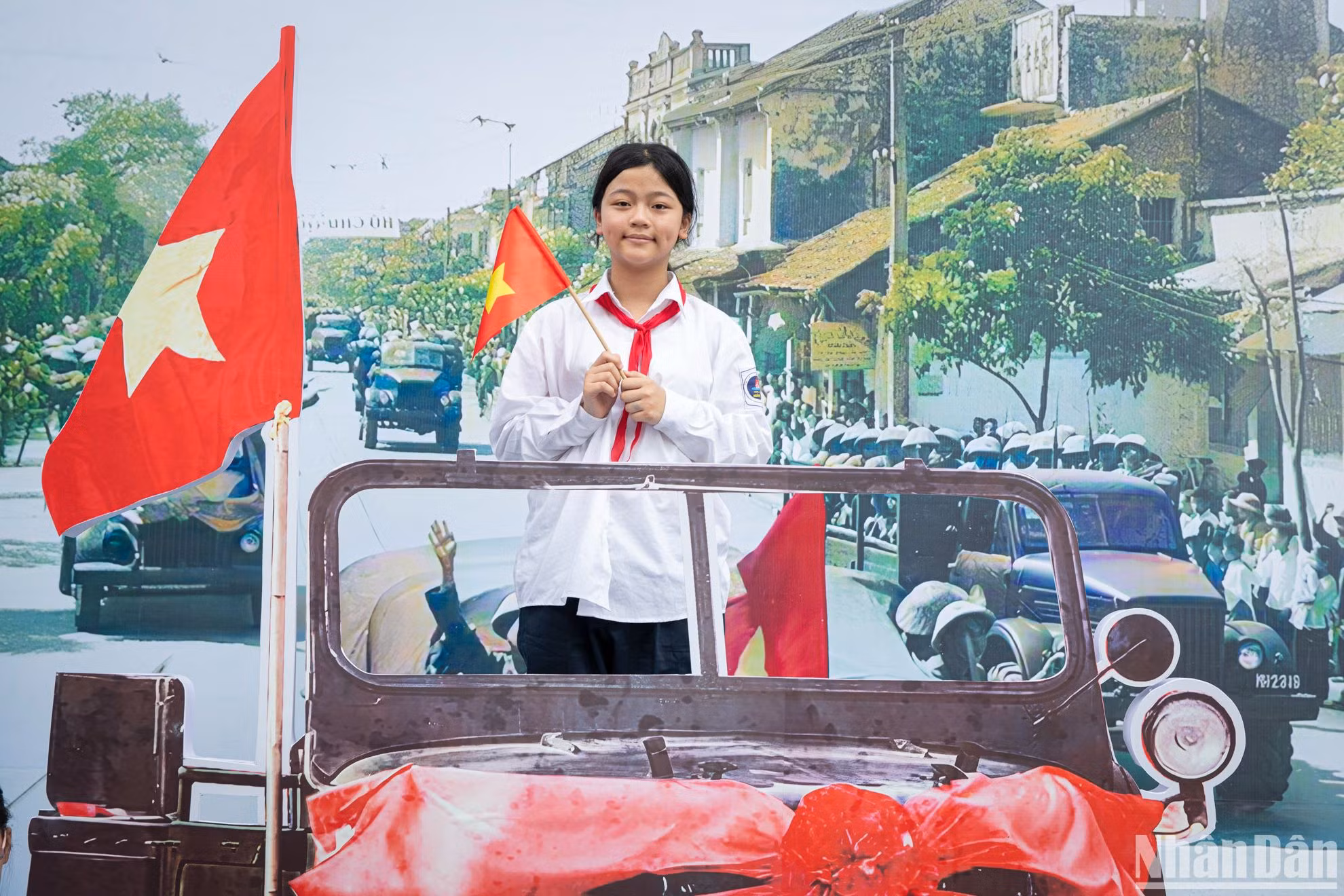 Cầm trên tay lá cờ Tổ quốc, các em tràn đầy tự hào về đất nước. Cầm trên tay lá cờ Tổ quốc, các em tràn đầy tự hào về đất nước.