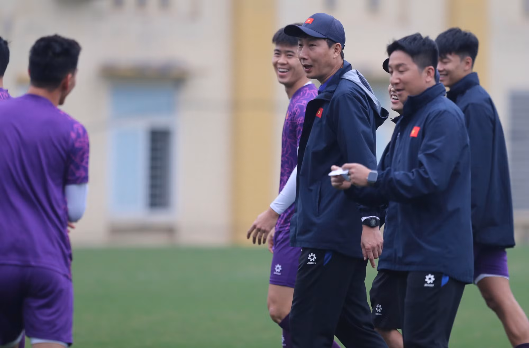 Huấn luyện viên Kim Sang-sik cùng ban huấn luyện theo sát các cầu thủ. (Ảnh: TUẤN HỮU) Huấn luyện viên Kim Sang-sik cùng ban huấn luyện theo sát các cầu thủ. (Ảnh: TUẤN HỮU)