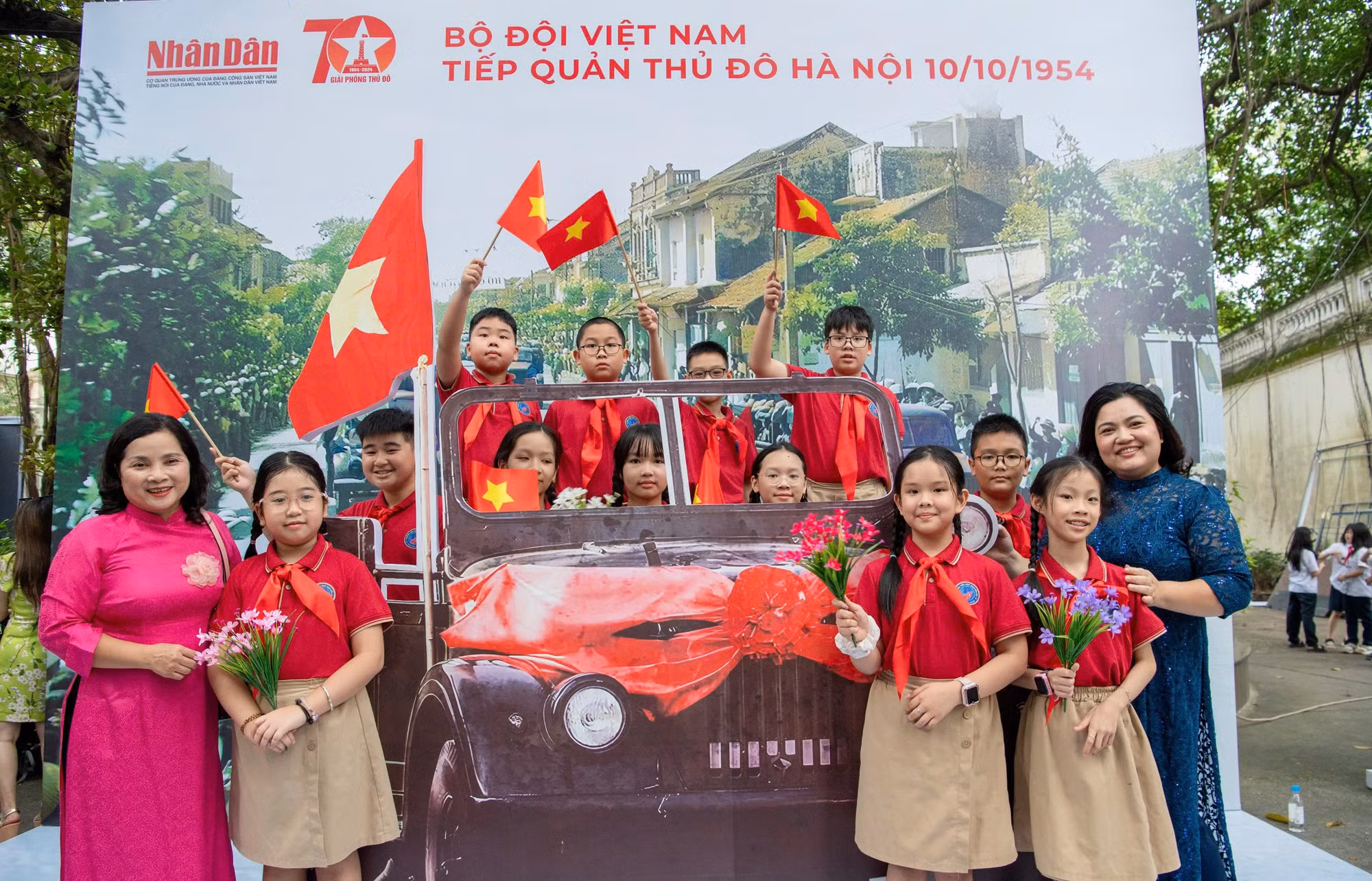Mô hình tái hiện xe chở bác sĩ Trần Duy Hưng tiến vào tiếp quản Thủ đô, ngày 10/10/1954. Mô hình tái hiện xe chở bác sĩ Trần Duy Hưng tiến vào tiếp quản Thủ đô, ngày 10/10/1954.