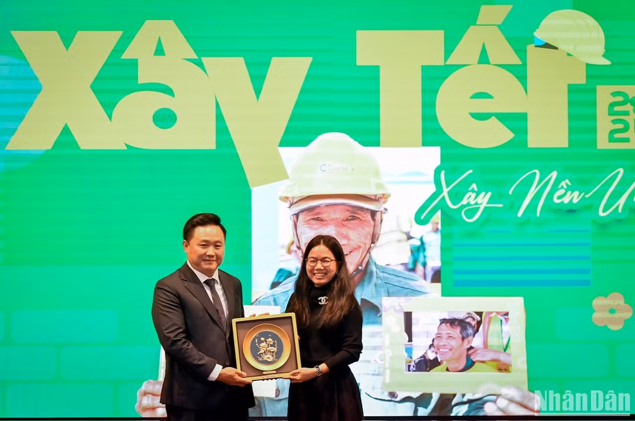 Báo Nhân Dân và Công ty Coteccons trao quà lưu niệm tại buổi lễ.