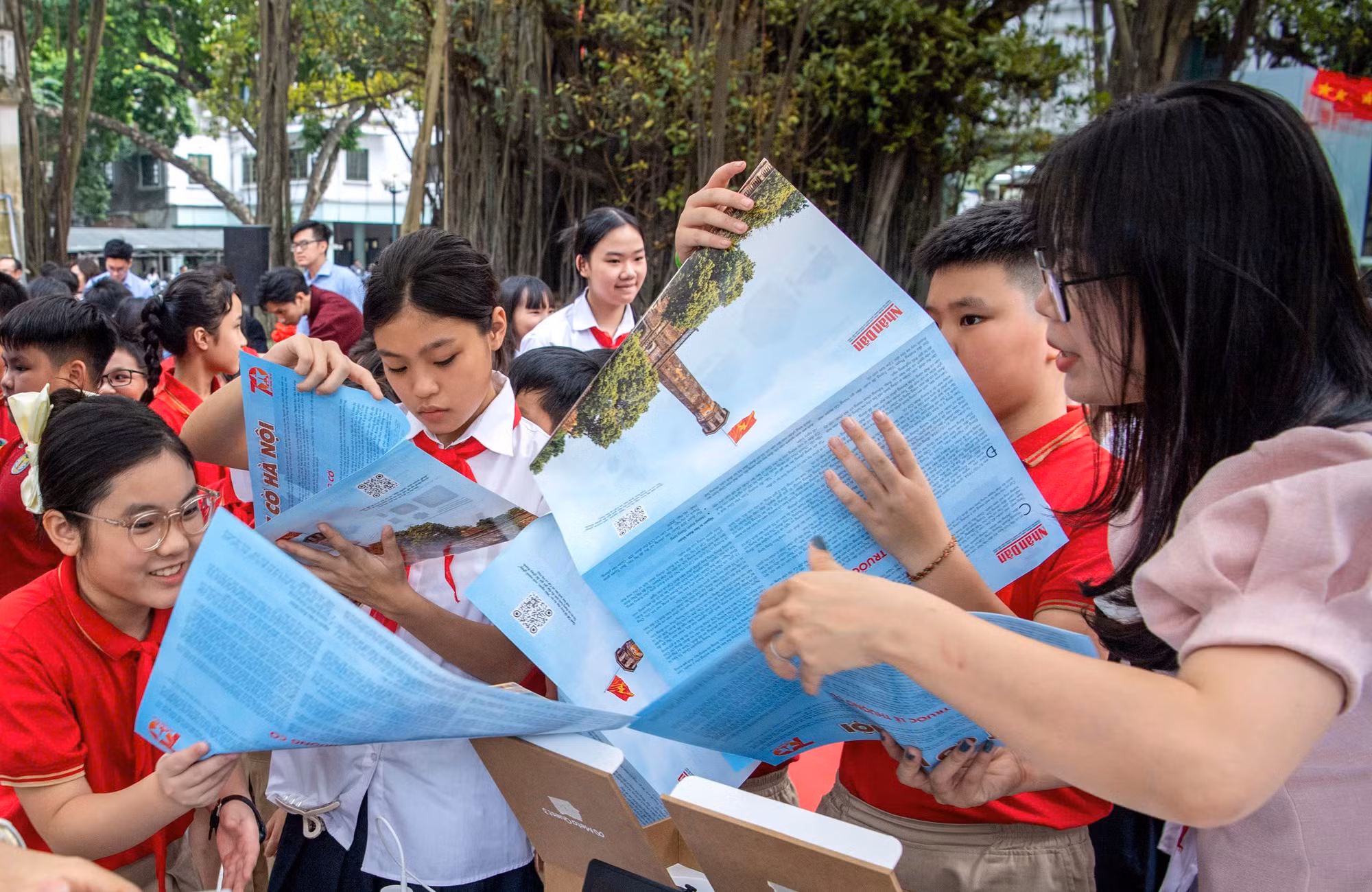 Phụ san cũng có 1 trang nội dung đầy đủ thông tin về Cột cờ Hà Nội. Phụ san cũng có 1 trang nội dung đầy đủ thông tin về Cột cờ Hà Nội.