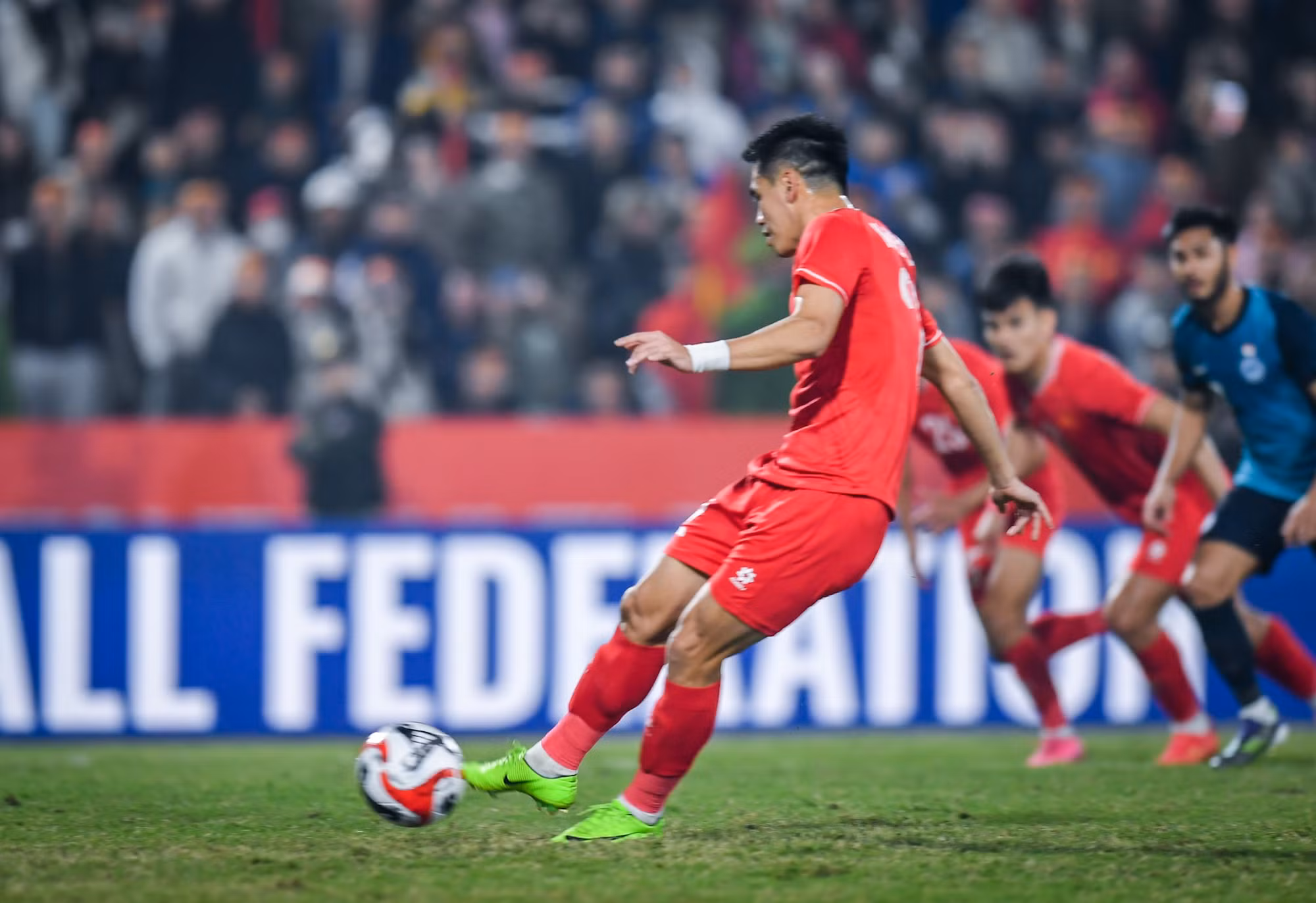 Tiến Linh không bỏ lỡ cơ hội để nâng tỷ số lên 3-1. Tiến Linh không bỏ lỡ cơ hội để nâng tỷ số lên 3-1.
