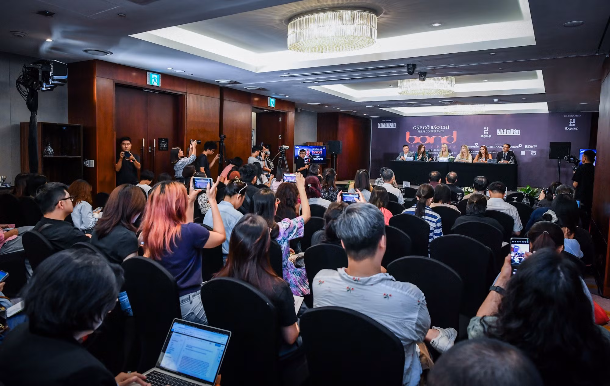 Đây là lần thứ 3 Bond diễn tại Việt Nam và cũng là concert quy mô lớn nhất với lượng khán giả đông đảo nhất (khoảng 5.000 người).