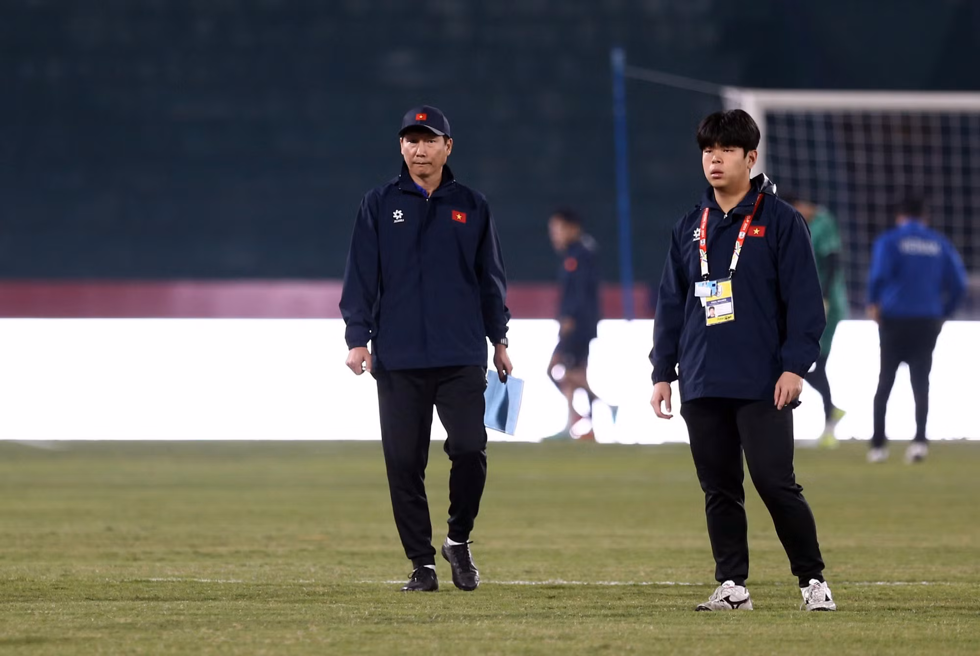 Huấn luyện viên Kim Sang Sik theo dõi các tuyển thủ trên sân tập. Huấn luyện viên Kim Sang Sik theo dõi các tuyển thủ trên sân tập.