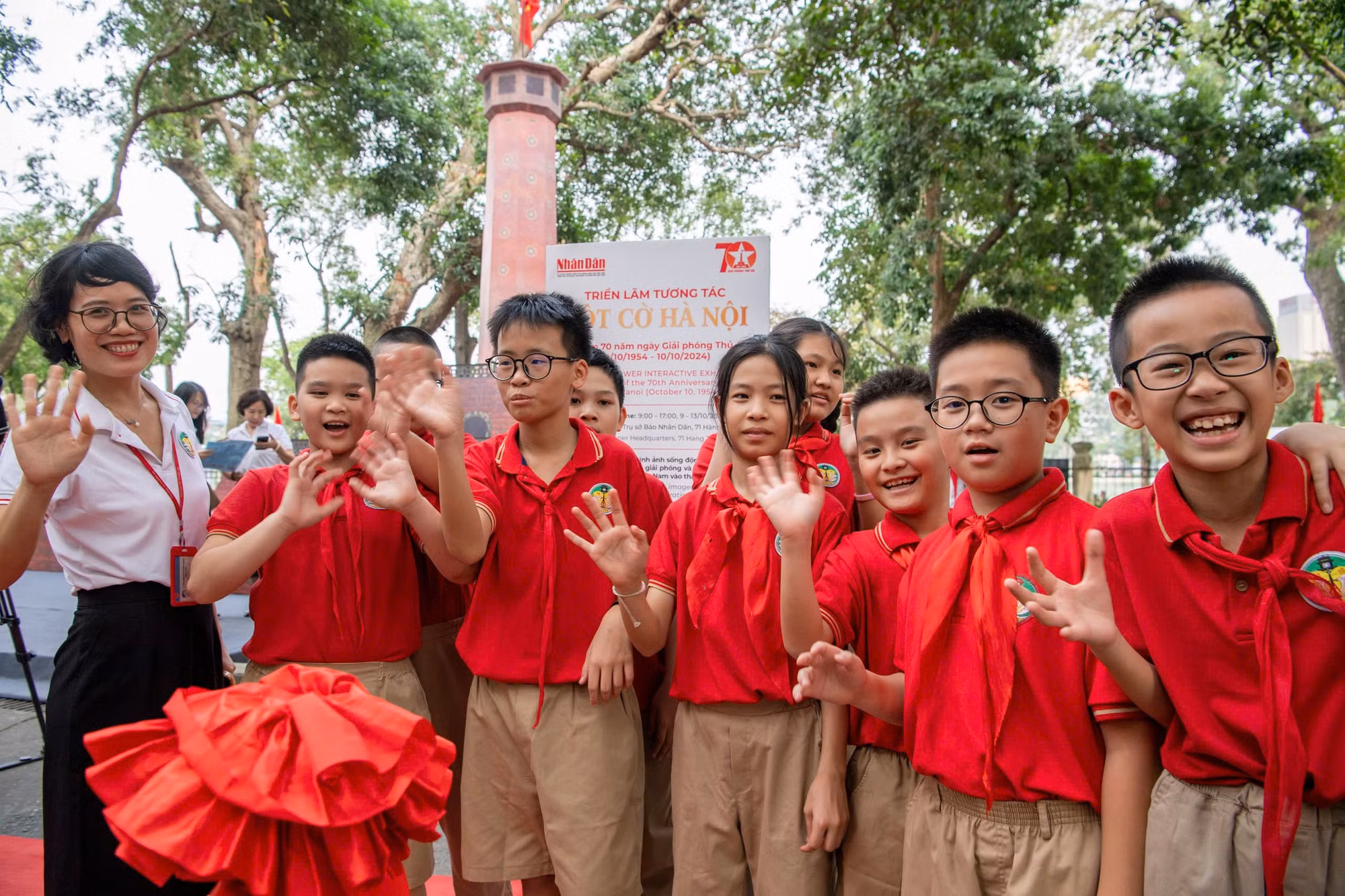 Cô giáo cùng học sinh đều cảm thấy hứng thú với phương pháp tìm hiểu lịch sử mới lạ. Cô giáo cùng học sinh đều cảm thấy hứng thú với phương pháp tìm hiểu lịch sử mới lạ.