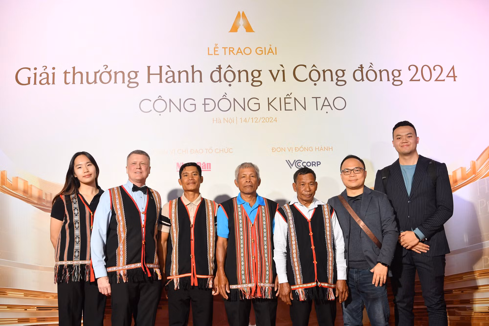 Các thành viên của dự án Bảo tồn ngôn ngữ và văn hóa dân tộc Bahnar. Các thành viên của dự án Bảo tồn ngôn ngữ và văn hóa dân tộc Bahnar.