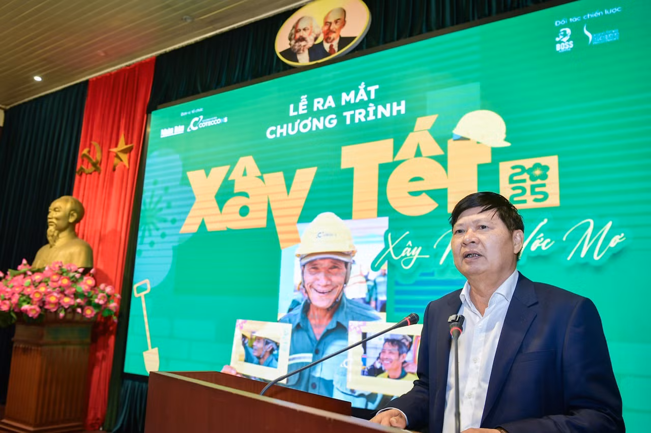 Ông Phan Văn Anh, Phó Chủ tịch Tổng Liên đoàn Lao động Việt Nam ghi nhận những nỗ lực của Báo Nhân Dân và Công ty Coteccons để mang lại niềm vui cho người lao động dịp Tết Ất Tỵ 2025.