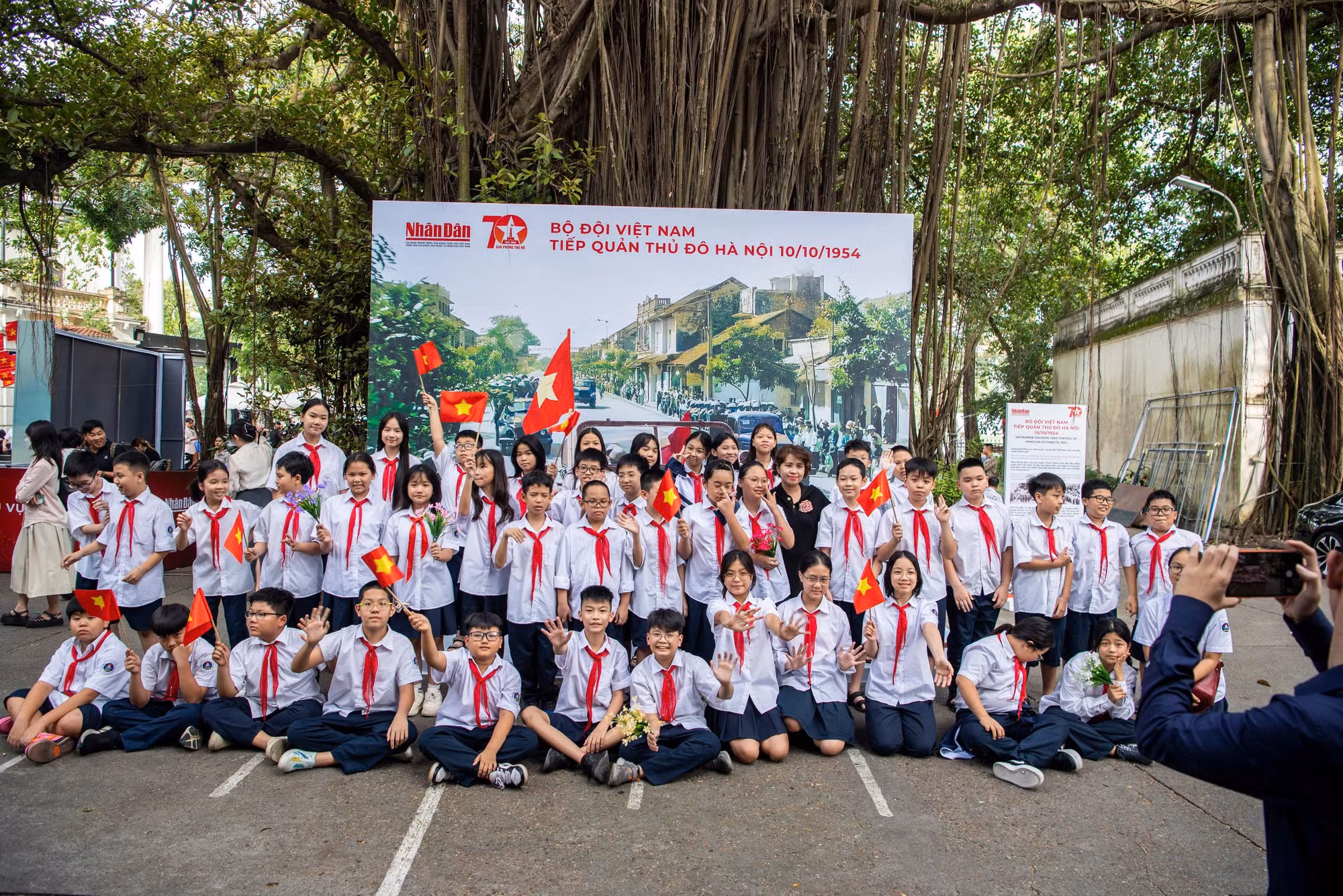 Các em học sinh háo hức khi được tìm hiểu về lịch sử Ngày Giải phóng Thủ đô. Các em học sinh háo hức khi được tìm hiểu về lịch sử Ngày Giải phóng Thủ đô.