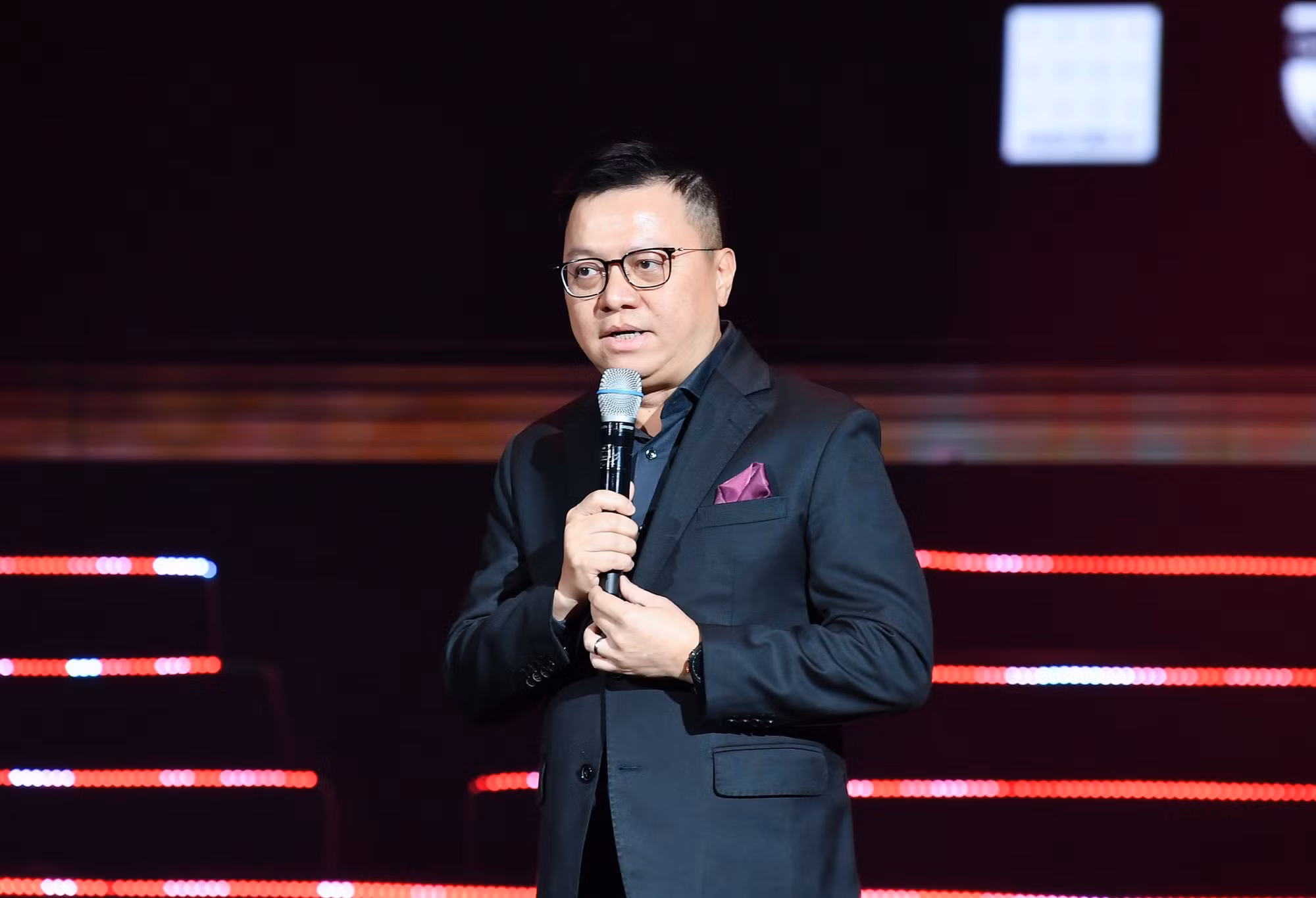 Đồng chí Lê Quốc Minh, Ủy viên Trung ương Đảng, Tổng Biên tập Báo Nhân Dân, Phó Trưởng Ban Tuyên giáo Trung ương, Chủ tịch Hội Nhà báo Việt Nam, Trưởng Ban chỉ đạo chương trình phát biểu trước khi bắt đầu buổi biểu diễn. Đồng chí Lê Quốc Minh, Ủy viên Trung ương Đảng, Tổng Biên tập Báo Nhân Dân, Phó Trưởng Ban Tuyên giáo Trung ương, Chủ tịch Hội Nhà báo Việt Nam, Trưởng Ban chỉ đạo chương trình phát biểu trước khi bắt đầu buổi biểu diễn.