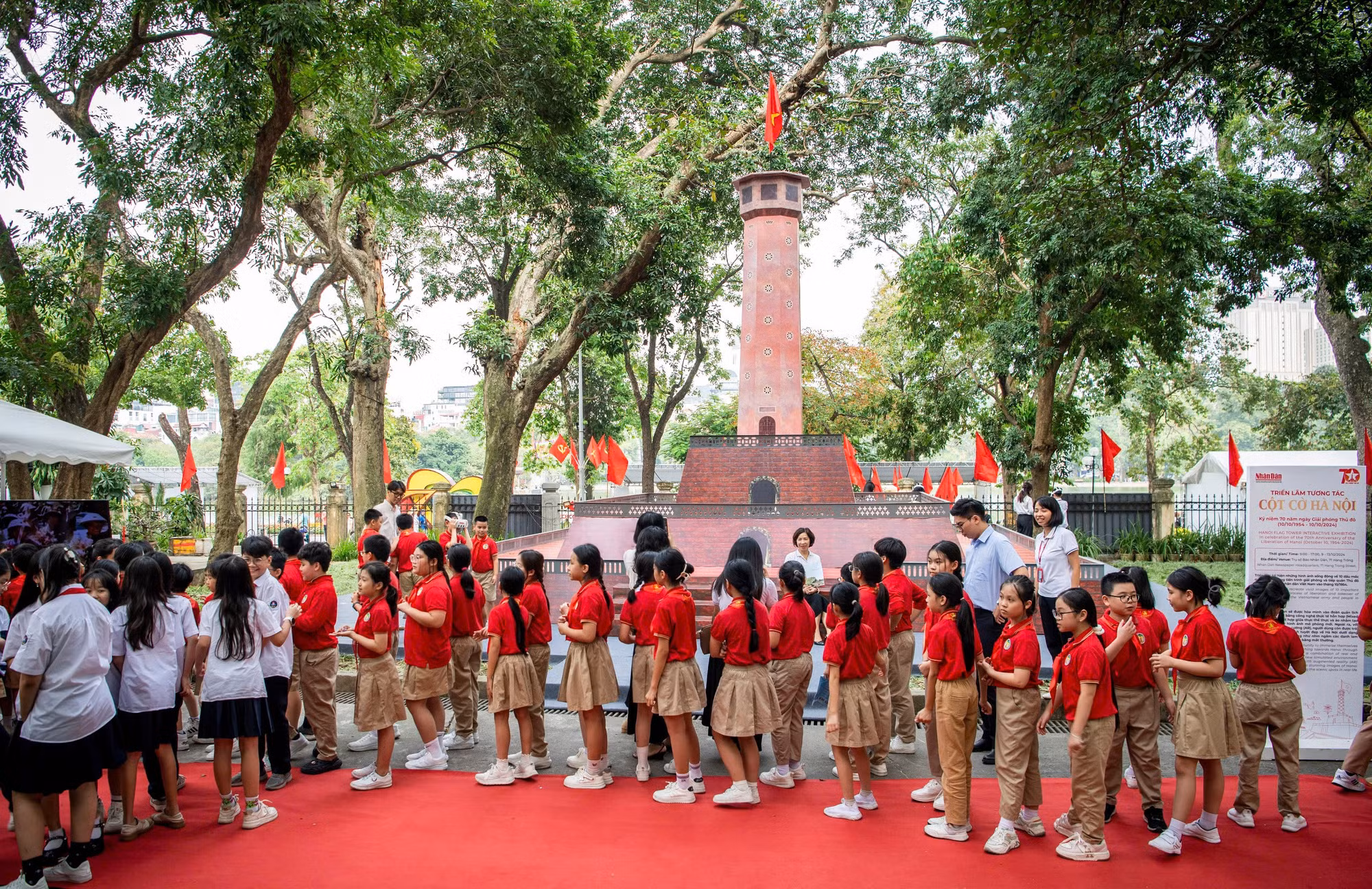 Các em học sinh tiến vào tham quan mô hình Cột cờ Hà Nội được dựng tại Báo Nhân Dân. Các em học sinh tiến vào tham quan mô hình Cột cờ Hà Nội được dựng tại Báo Nhân Dân.