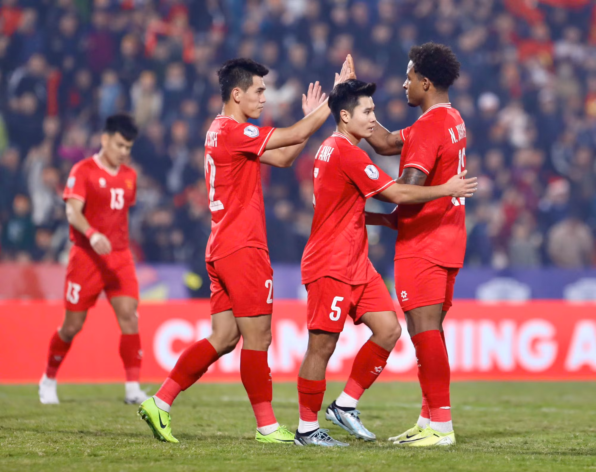 Tiếp tục đến phút 90, Tiến Linh có đường kiến tạo cho Xuân Son nâng tỷ số lên 4-0.