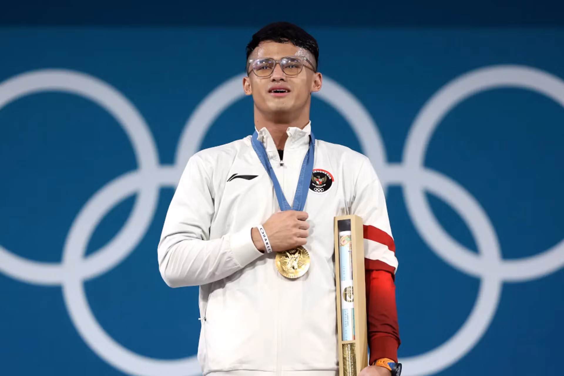 Rizki Juniansyah đã khóc khi nhận Huy chương Vàng tại Olympic Paris 2024. (Ảnh: Reuters) Rizki Juniansyah đã khóc khi nhận Huy chương Vàng tại Olympic Paris 2024. (Ảnh: Reuters)