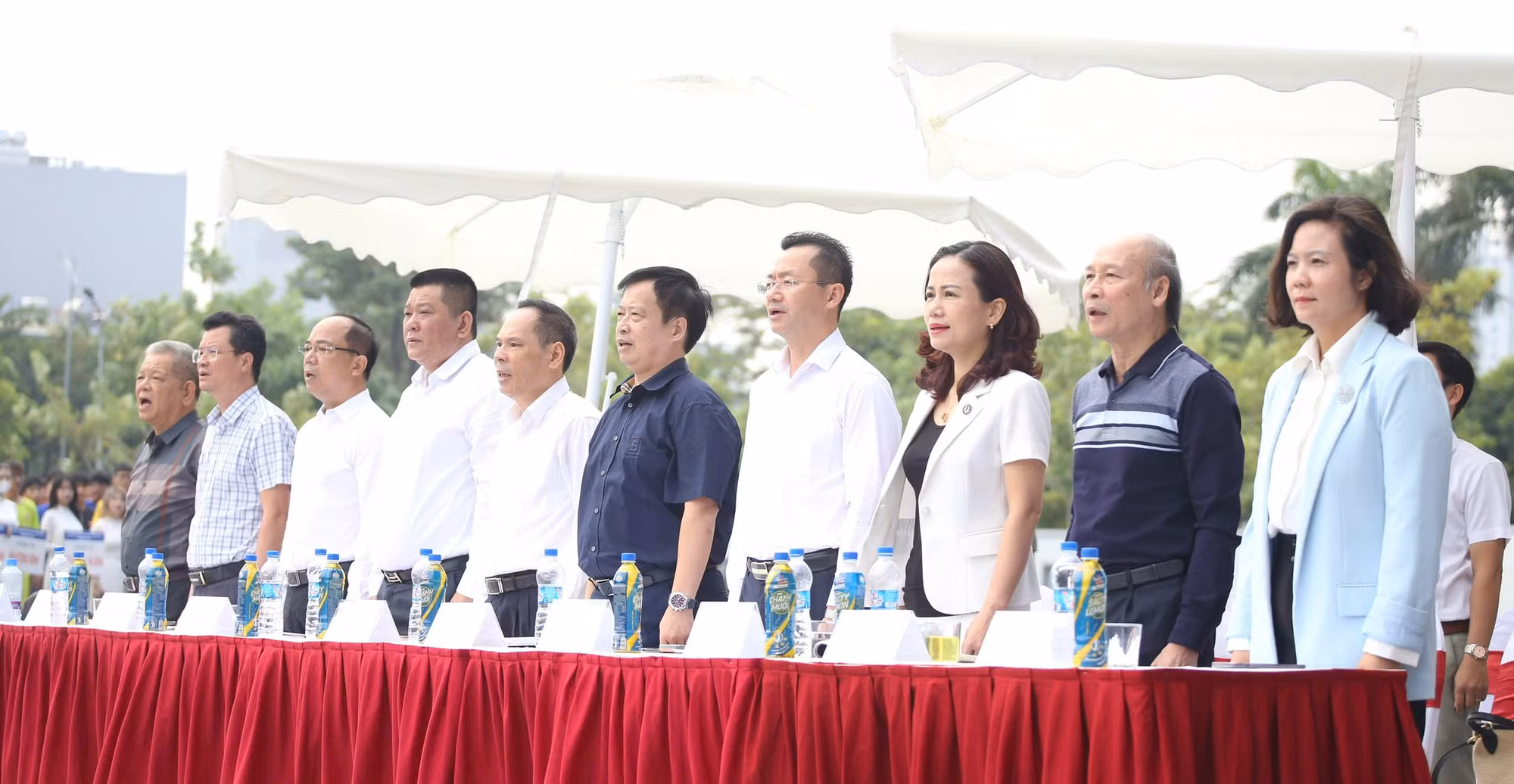 Các đại biểu thực hiện nghi thức chào cờ. Các đại biểu thực hiện nghi thức chào cờ.