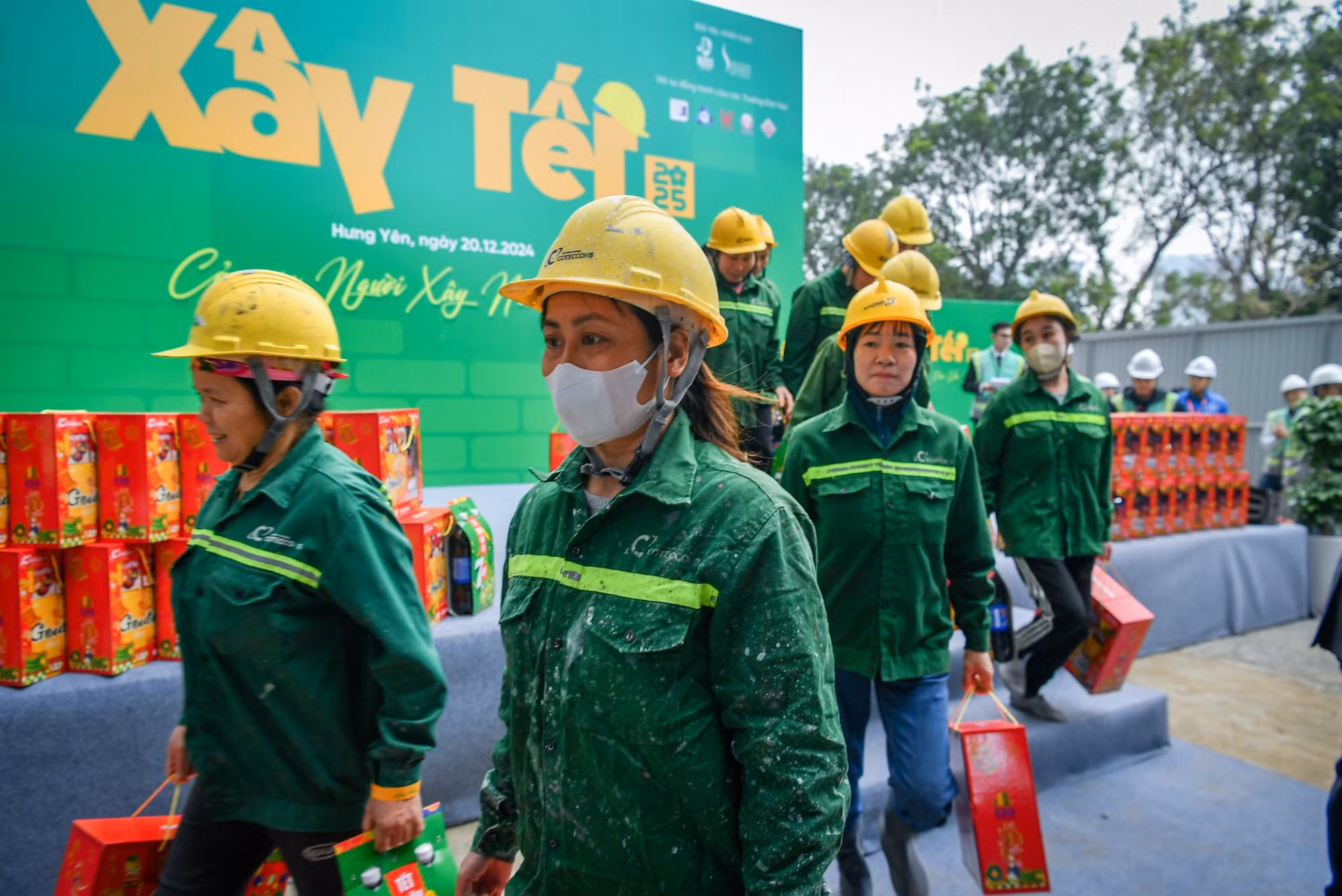 Cùng thời điểm này, hàng ngàn phần quà trong tổng số 18.500 phần đang được trao tận tay nghìn công nhân trên công trường Coteccons toàn quốc. Cùng thời điểm này, hàng ngàn phần quà trong tổng số 18.500 phần đang được trao tận tay nghìn công nhân trên công trường Coteccons toàn quốc.