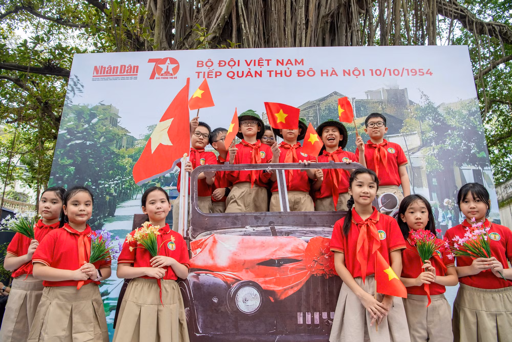 Không khí hào hứng và đầy vui tươi của các em học sinh tiểu học. Không khí hào hứng và đầy vui tươi của các em học sinh tiểu học.