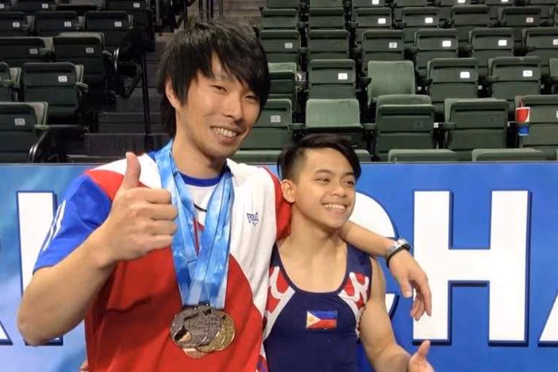 Huấn luyện viên Munehiro Kugimiya và Carlos Yulo đạt được những thành tích từ rất sớm. (Ảnh: Rappler) Huấn luyện viên Munehiro Kugimiya và Carlos Yulo đạt được những thành tích từ rất sớm. (Ảnh: Rappler)
