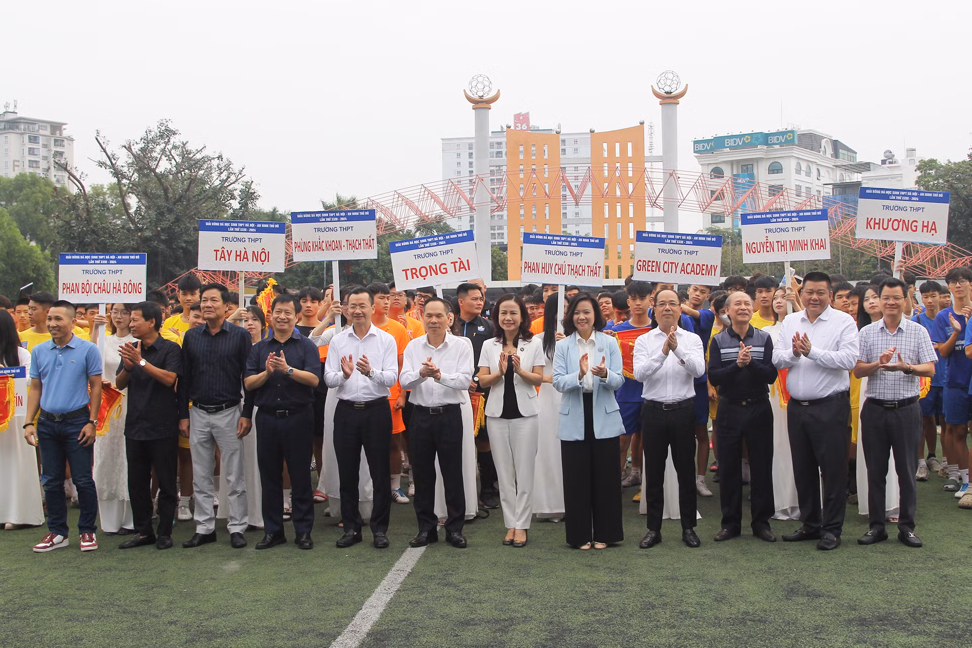 Các đại biểu tham dự Lễ khai mạc chụp hình cùng các cầu thủ. Các đại biểu tham dự Lễ khai mạc chụp hình cùng các cầu thủ.