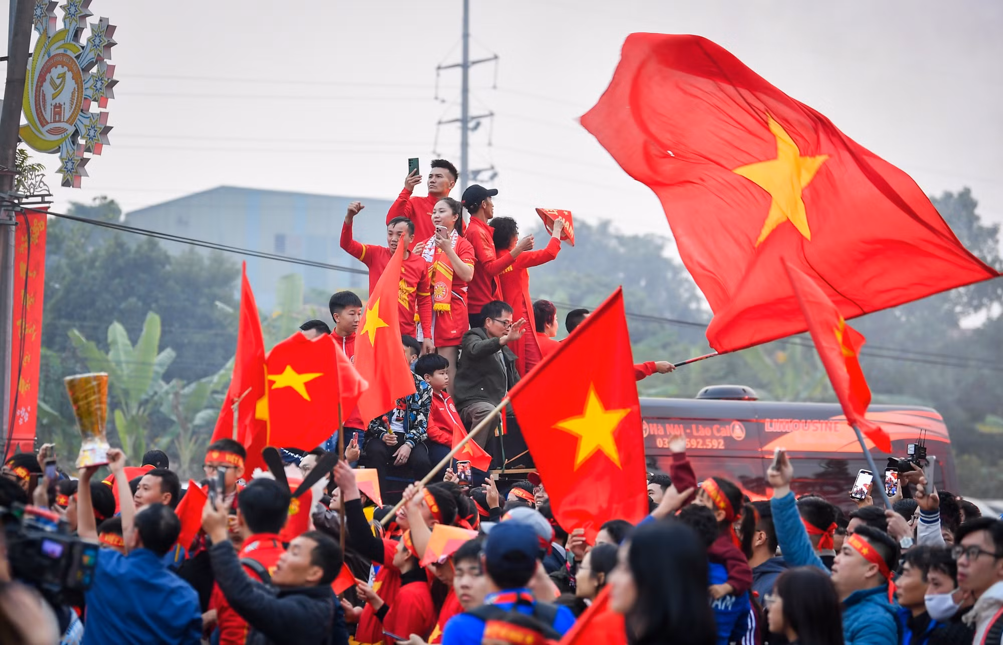 Không khí sôi động bên ngoài sân vận động Việt Trì.