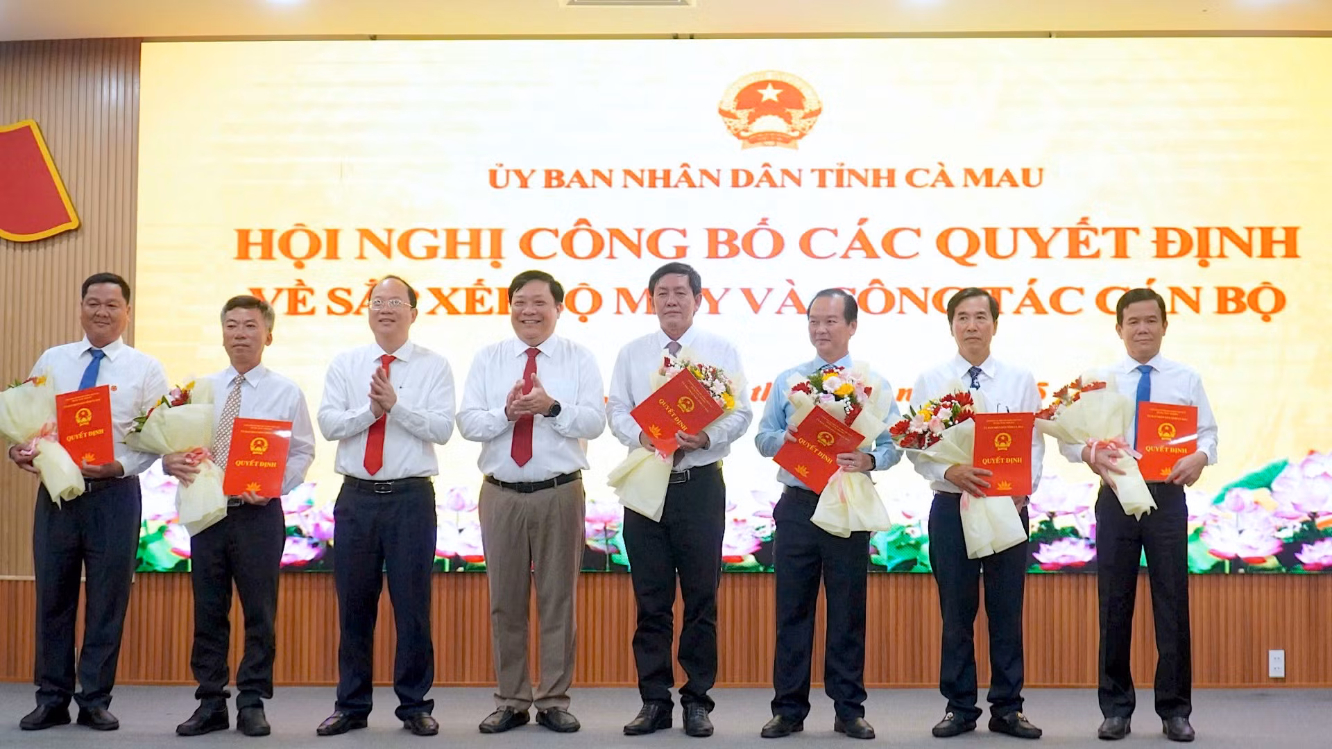 Lãnh đạo Tỉnh ủy và Ủy ban nhân dân tỉnh Cà Mau trao các quyết định bổ nhiệm Giám đốc cùng các cấp phó của Sở Xây dựng Cà Mau.