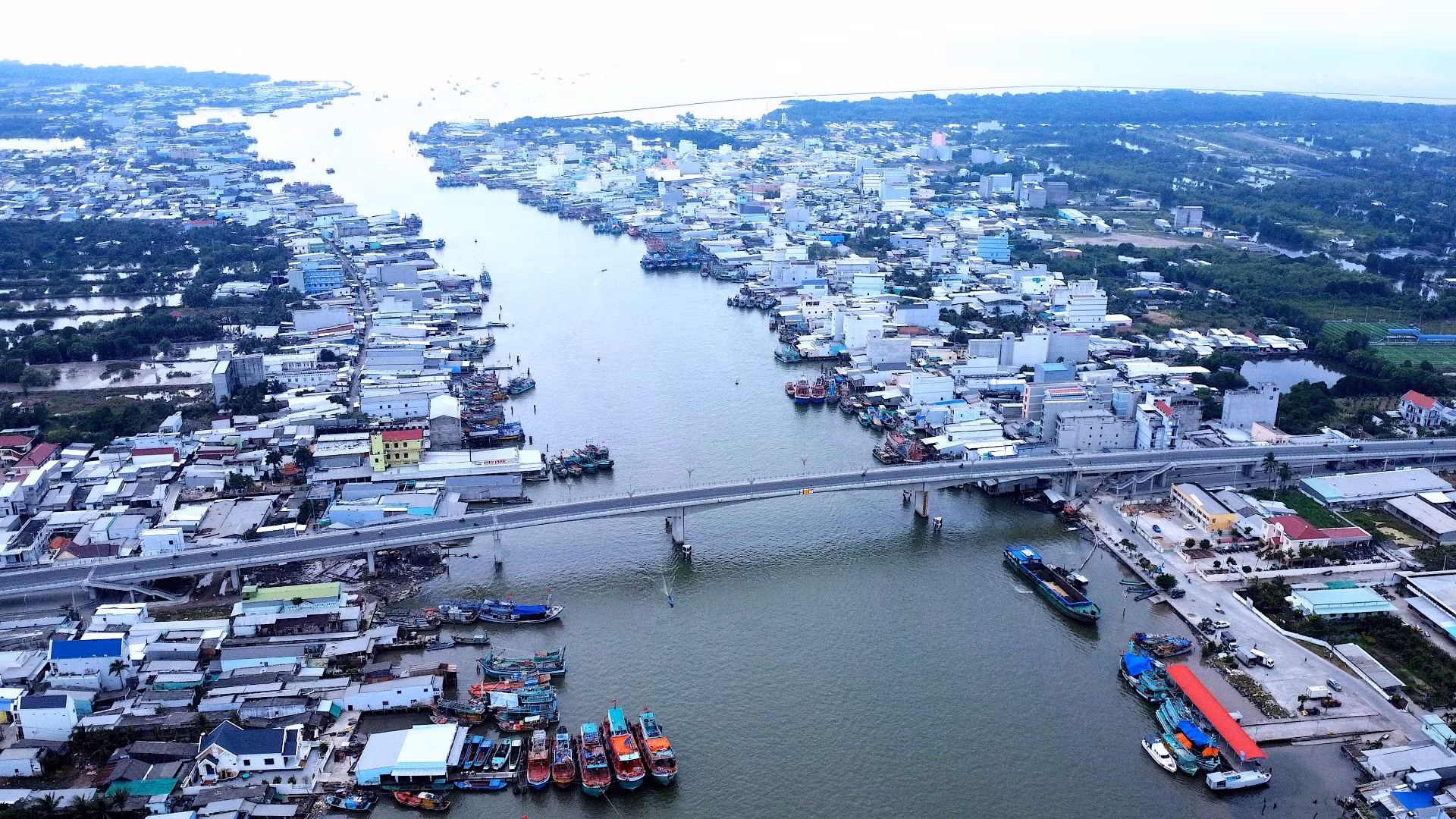 Nghinh Ông diễn ra thường niên tại miền biển Sông Đốc, đến nay tròn 100 năm. Đây cũng là thị trấn biển lớn và sầm uất nhất của tỉnh Cà Mau.