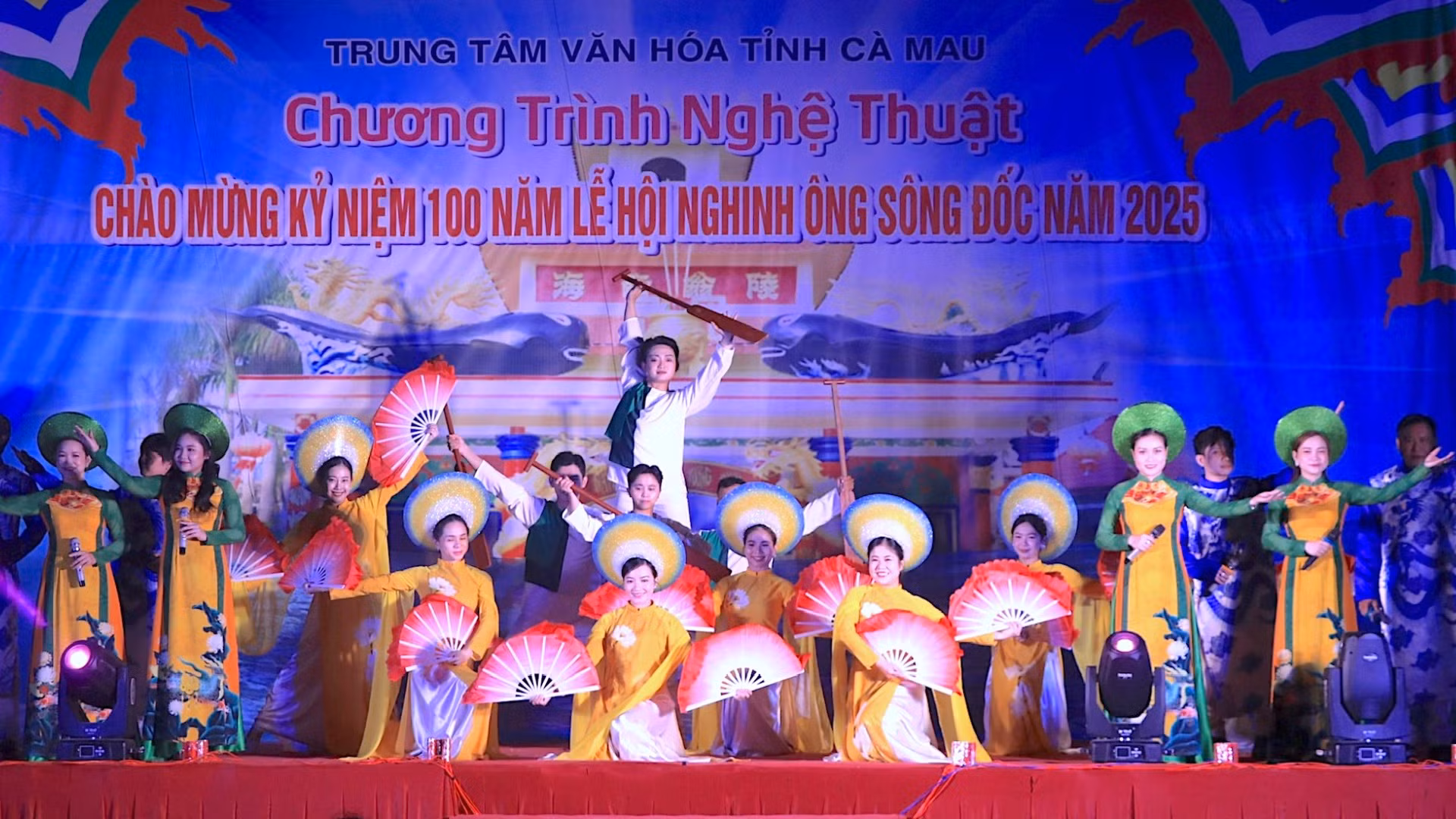 Tiết mục nghệ thuật mừng khai mạc Lễ Nghinh Ông Sông Đốc vào tối 13/3.
