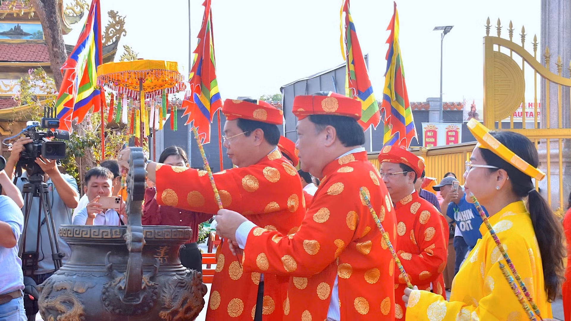 Trong không khí trang nghiêm, các đồng chí lãnh đạo tỉnh Cà Mau, cùng cán bộ, nhân dân địa phương và dòng người hành hương thực hiện các nghi thức truyền thống với lòng thành kính hướng về Vua Hùng, dâng hương, dâng hoa, dâng các vật phẩm tưởng nhớ công ơn các bậc tiền nhân đã có công dựng nước.