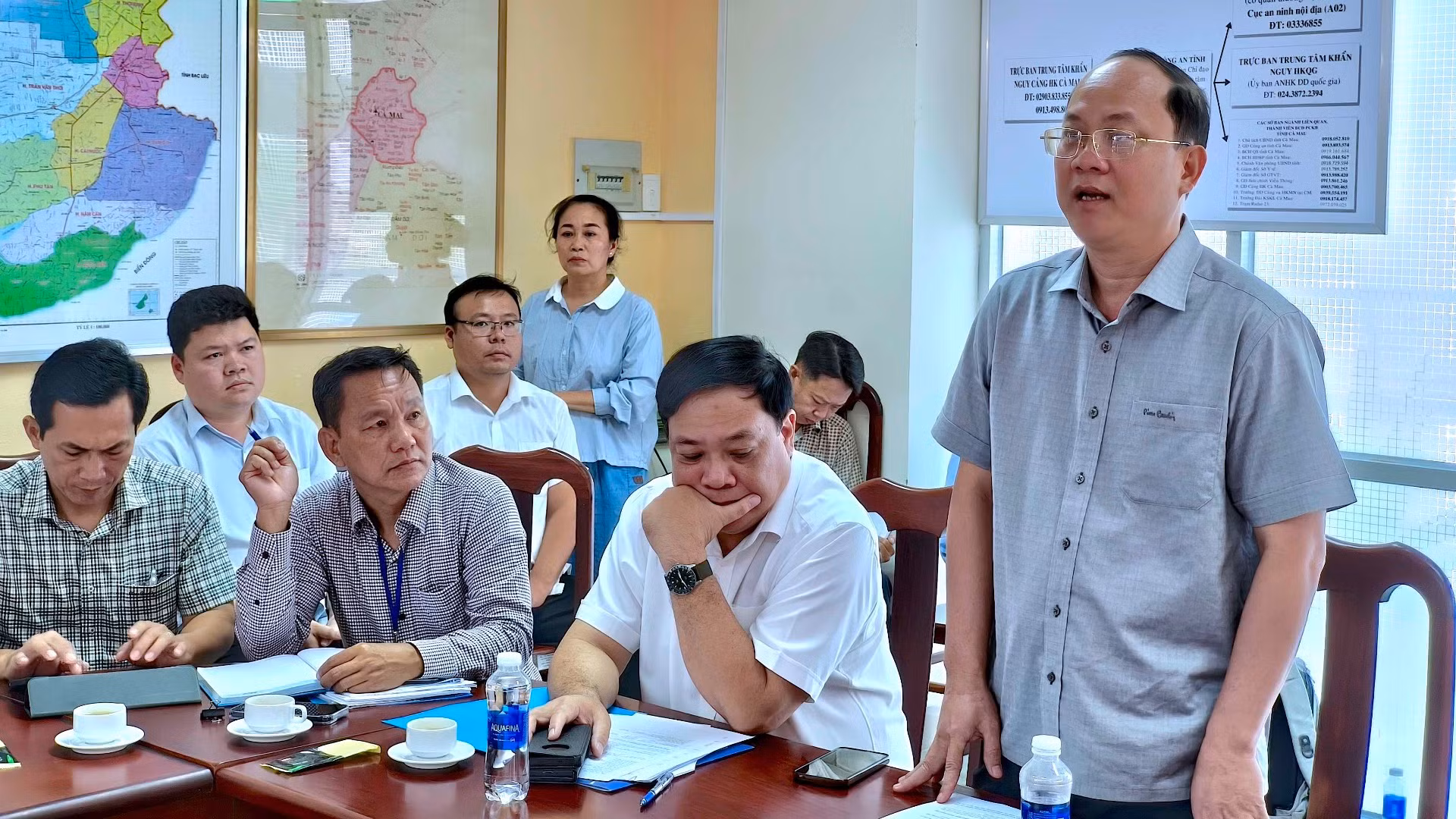 Bí thư Tỉnh ủy Cà Mau Nguyễn Hồ Hải chỉ đạo ngay sau khi kiểm tra thực tế tại sân bay Cà Mau.