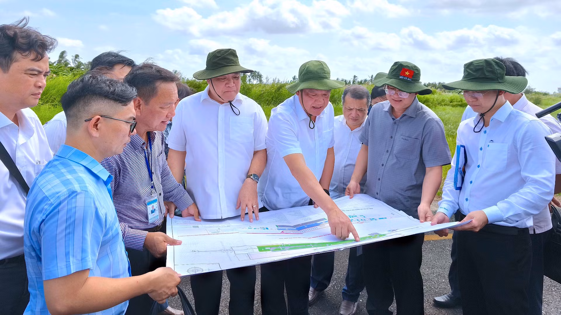Bí thư Tỉnh ủy Cà Mau Nguyễn Hồ Hải (thứ hai từ phải qua), cùng Chủ tịch Ủy ban nhân dân tỉnh Phạm Thành Ngại (đeo đồng hồ) kiểm tra công tác giải phóng mặt bằng phục vụ nâng cấp, mở rộng sân bay Cà Mau.