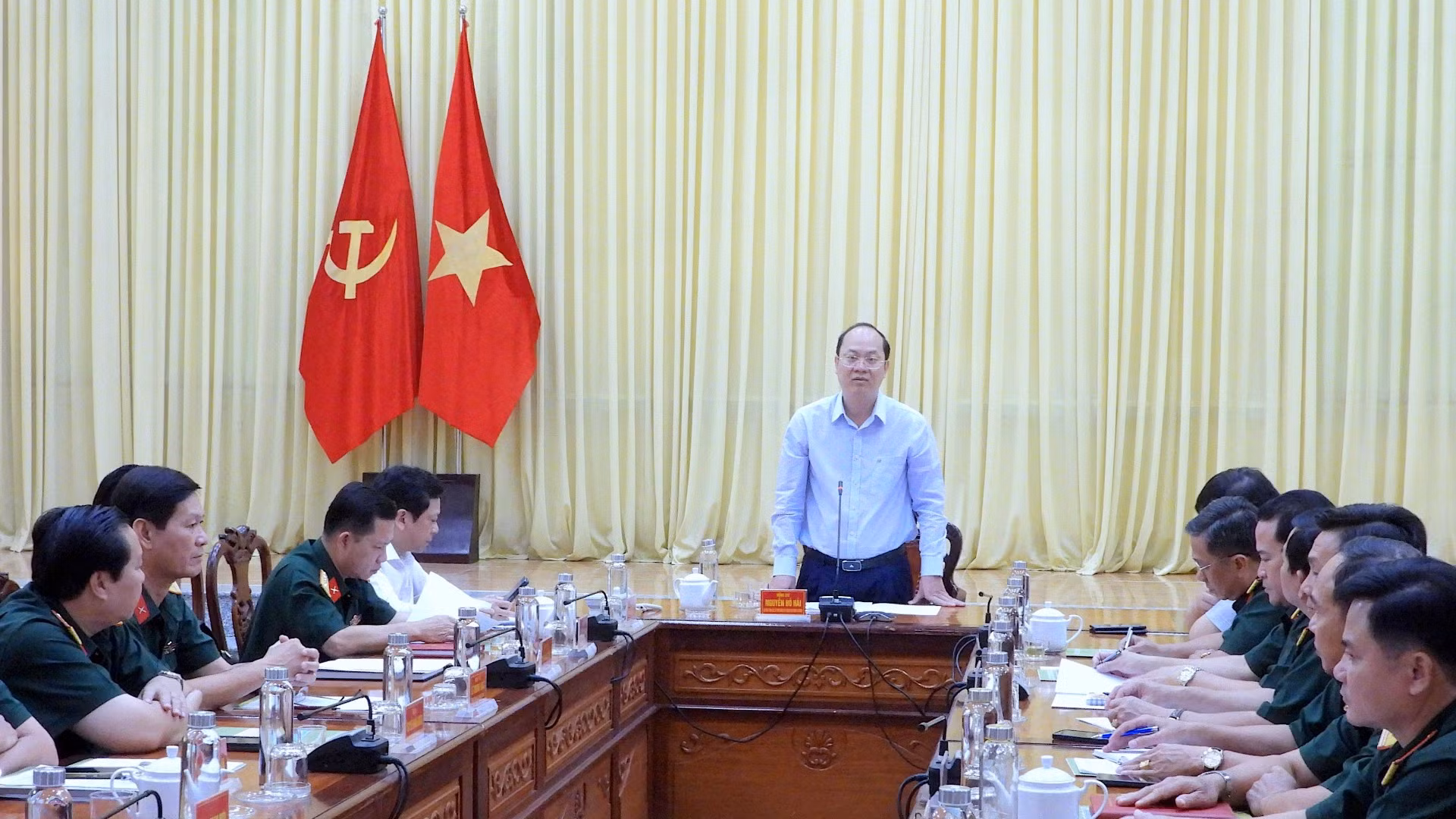 Bí thư Tỉnh ủy Cà Mau Nguyễn Hồ Hải (đứng) phát biểu chỉ đạo khi đến thăm, mừng Tết Bộ Chỉ huy Quân sự tỉnh Cà Mau. Bí thư Tỉnh ủy Cà Mau Nguyễn Hồ Hải (đứng) phát biểu chỉ đạo khi đến thăm, mừng Tết Bộ Chỉ huy Quân sự tỉnh Cà Mau.