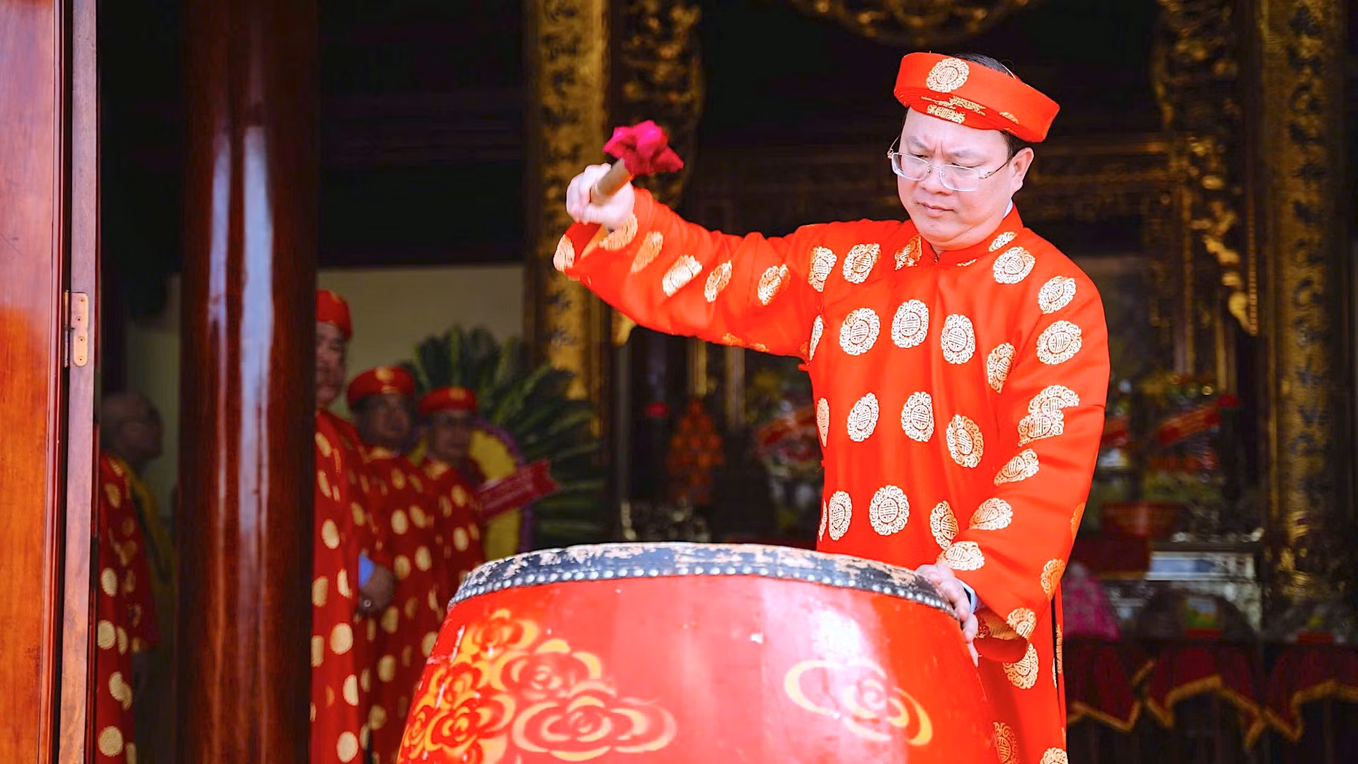 Bí thư Tỉnh ủy Cà Mau Nguyễn Hồ Hải đánh 3 hồi trống lệnh tại lễ viếng, tri ân Đức Quốc Tổ Lạc Long Quân.