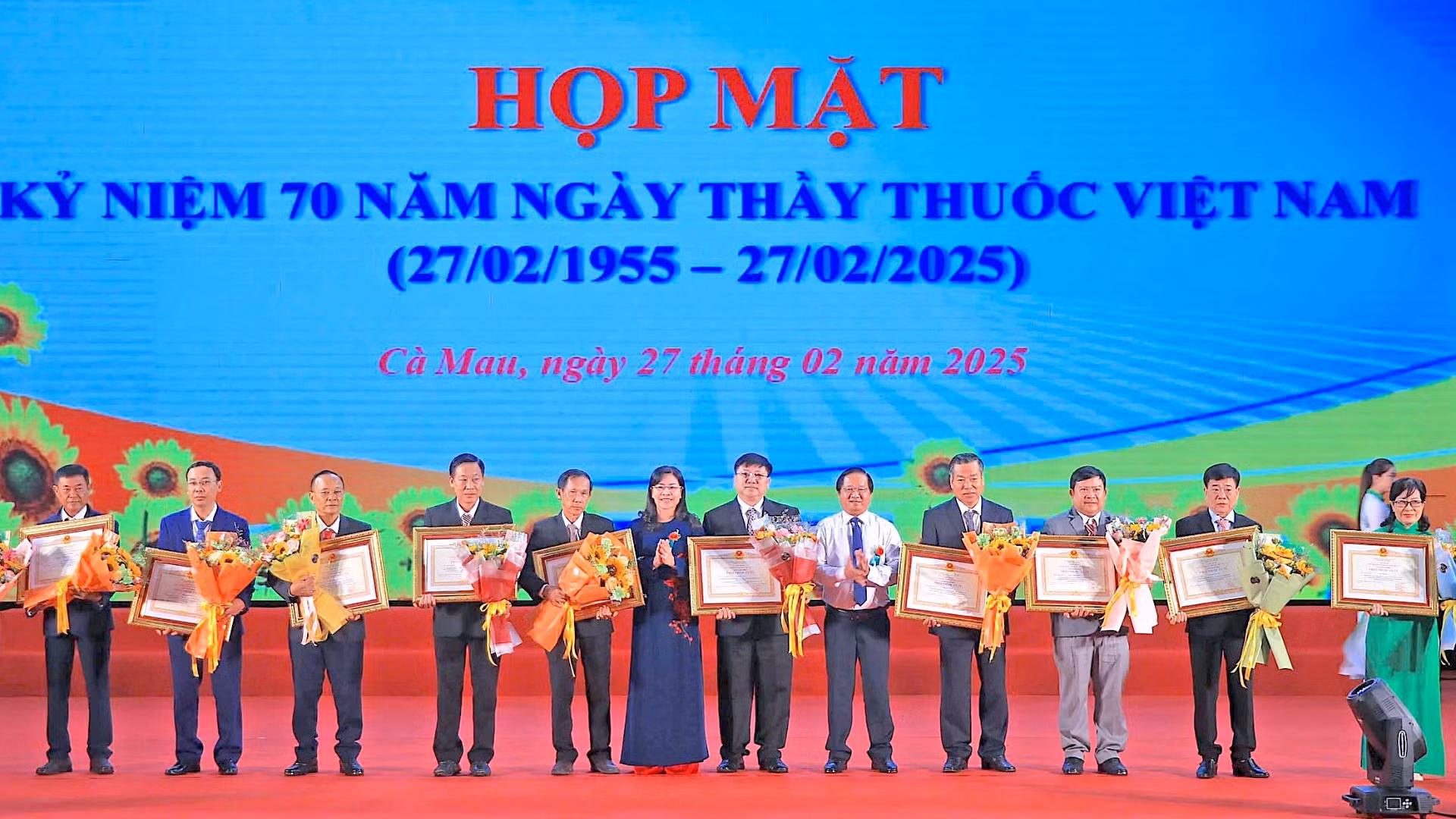 Đại diện lãnh đạo Hội đồng nhân dân và Ủy ban Mặt trận Tổ quốc Việt Nam tỉnh Cà Mau trao tặng danh hiệu Thầy thuốc ưu tú cho các cá nhân có thành tích xuất sắc.