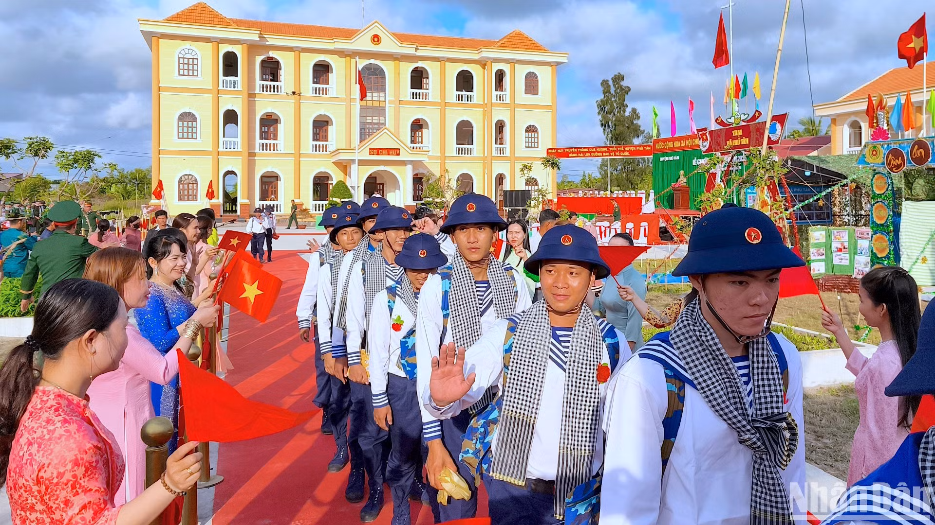 Các tân binh ở Cà Mau hăm hở lên đường làm nghĩa vụ bảo vệ Tổ quốc.