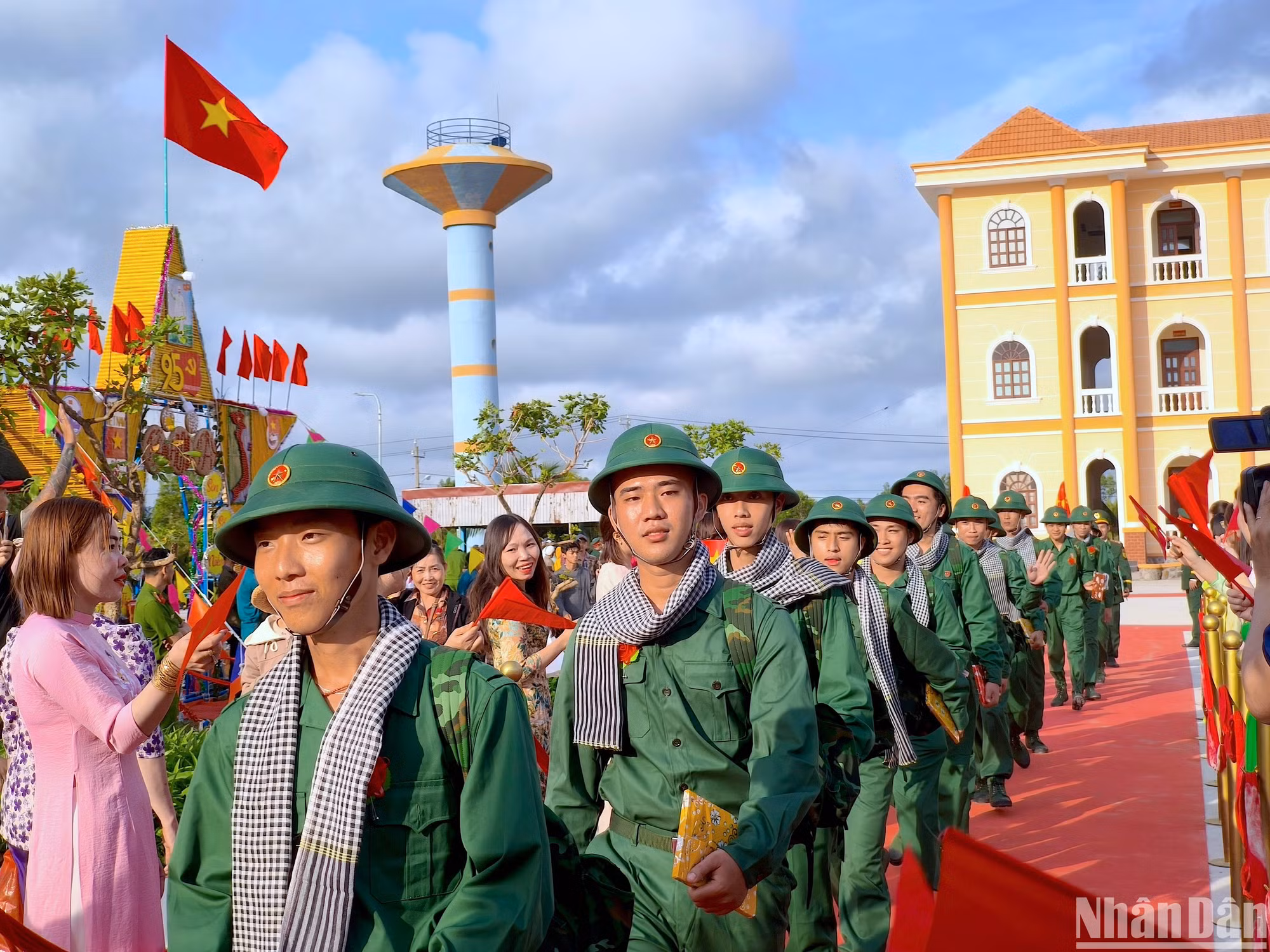 Các tân binh ở Cà Mau hăm hở lên đường làm nghĩa vụ bảo vệ Tổ quốc.