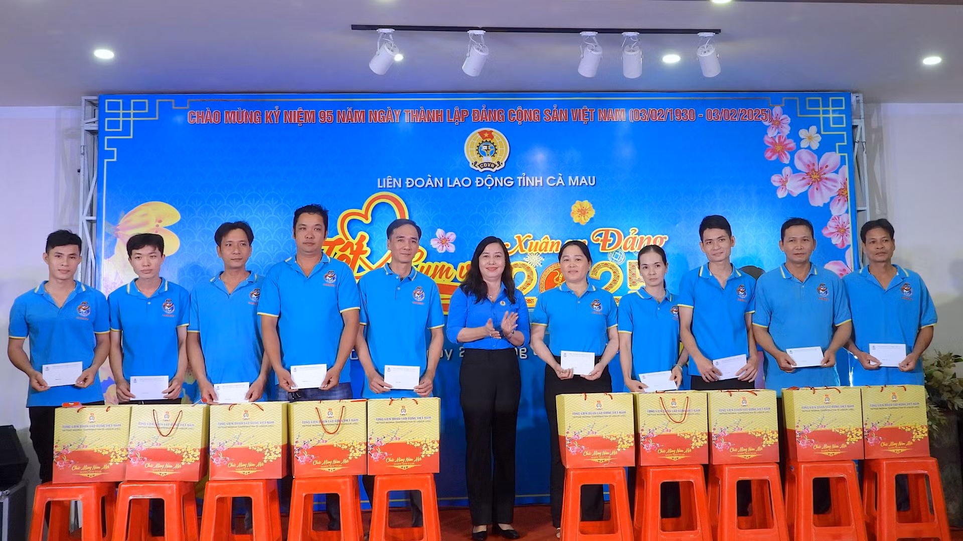 Chủ tịch Liên đoàn lao động tỉnh Cà Mau Huỳnh Út Mười trao tặng quà Tết cho công nhân và người lao động tại buổi họp mặt. Chủ tịch Liên đoàn lao động tỉnh Cà Mau Huỳnh Út Mười trao tặng quà Tết cho công nhân và người lao động tại buổi họp mặt.