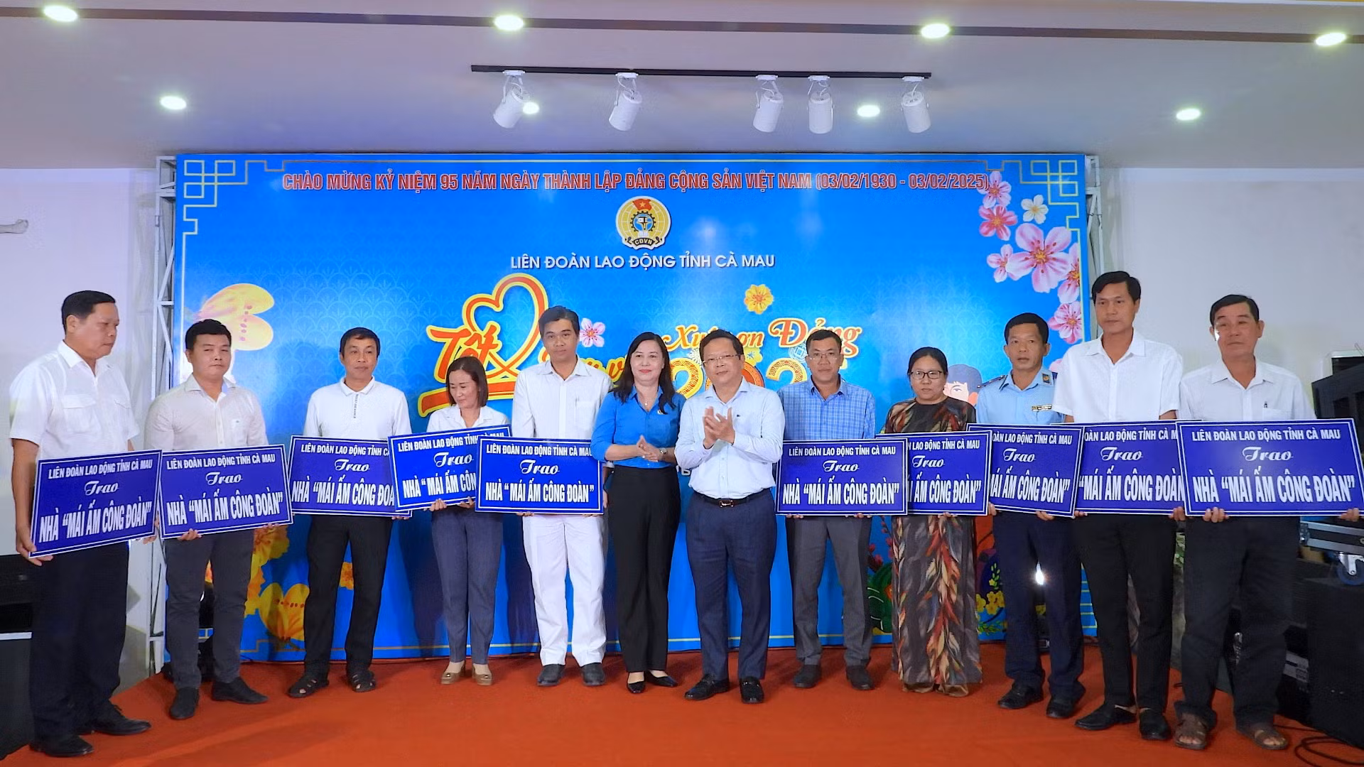 Đại diện lãnh đạo Tỉnh ủy và Liên đoàn lao động tỉnh Cà Mau trao “mái ấm công đoàn” hỗ trợ người lao động. Đại diện lãnh đạo Tỉnh ủy và Liên đoàn lao động tỉnh Cà Mau trao “mái ấm công đoàn” hỗ trợ người lao động.