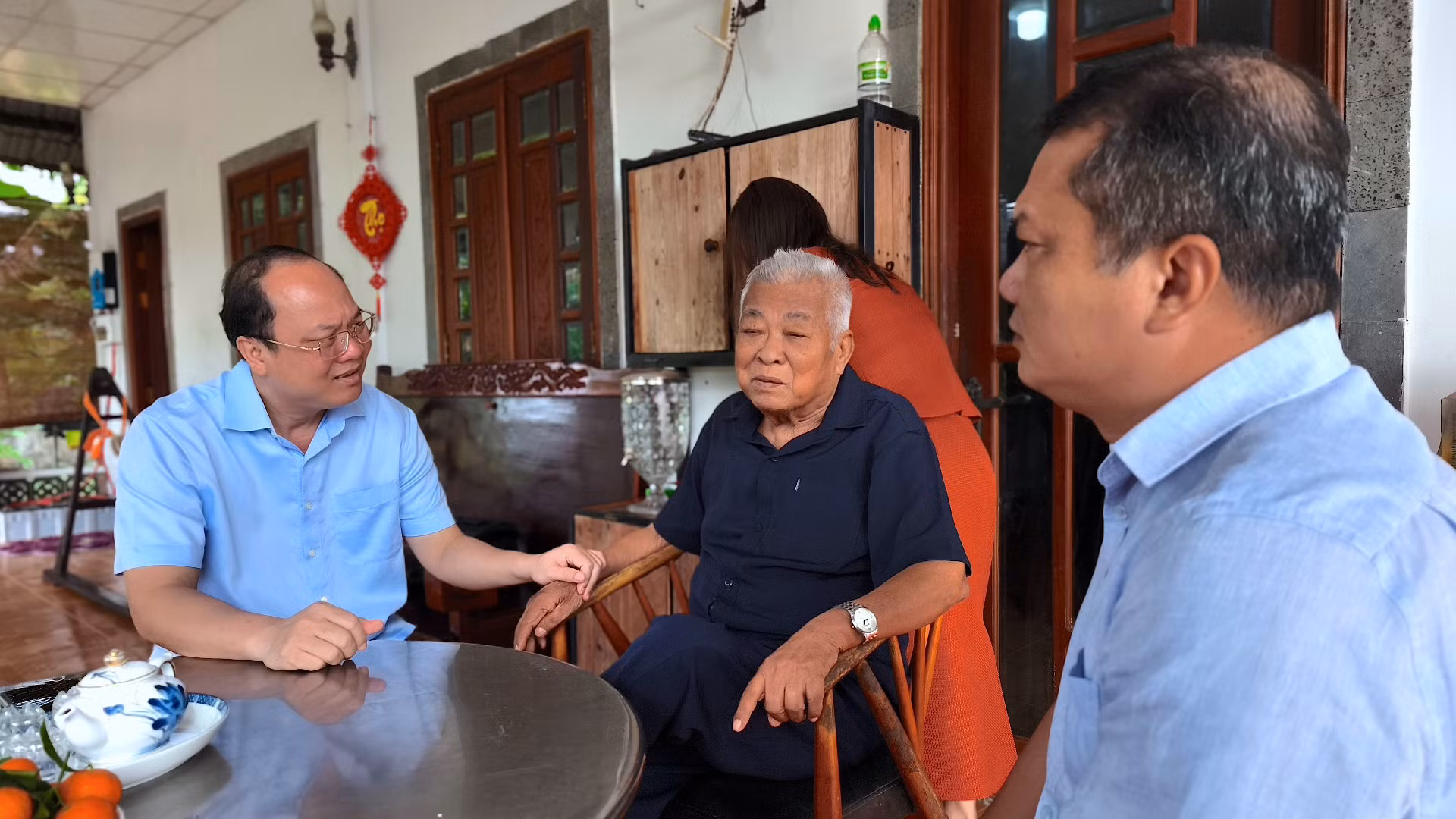 Bí thư Tỉnh ủy Cà Mau Nguyễn Hồ Hải (bìa trái) thăm hỏi, chúc Tết đồng chí Đặng Thành Học, nguyên Ủy viên Trung ương Đảng, nguyên Bí thư Tỉnh uỷ Cà Mau. Bí thư Tỉnh ủy Cà Mau Nguyễn Hồ Hải (bìa trái) thăm hỏi, chúc Tết đồng chí Đặng Thành Học, nguyên Ủy viên Trung ương Đảng, nguyên Bí thư Tỉnh uỷ Cà Mau.