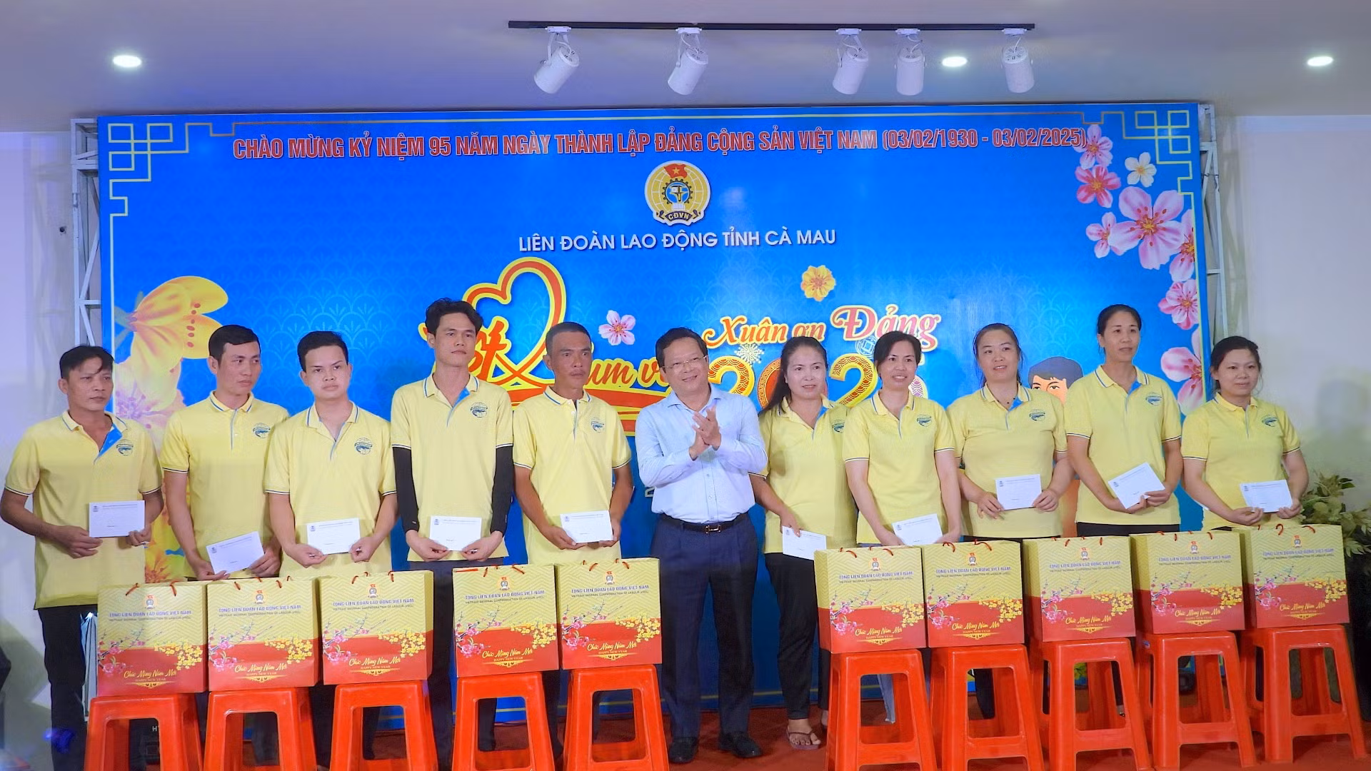 Phó Bí thư Thường trực Tỉnh ủy Cà Mau Nguyễn Đức Hiển trao tặng quà Tết công nhân và người lao động tỉnh Cà Mau. Phó Bí thư Thường trực Tỉnh ủy Cà Mau Nguyễn Đức Hiển trao tặng quà Tết công nhân và người lao động tỉnh Cà Mau.
