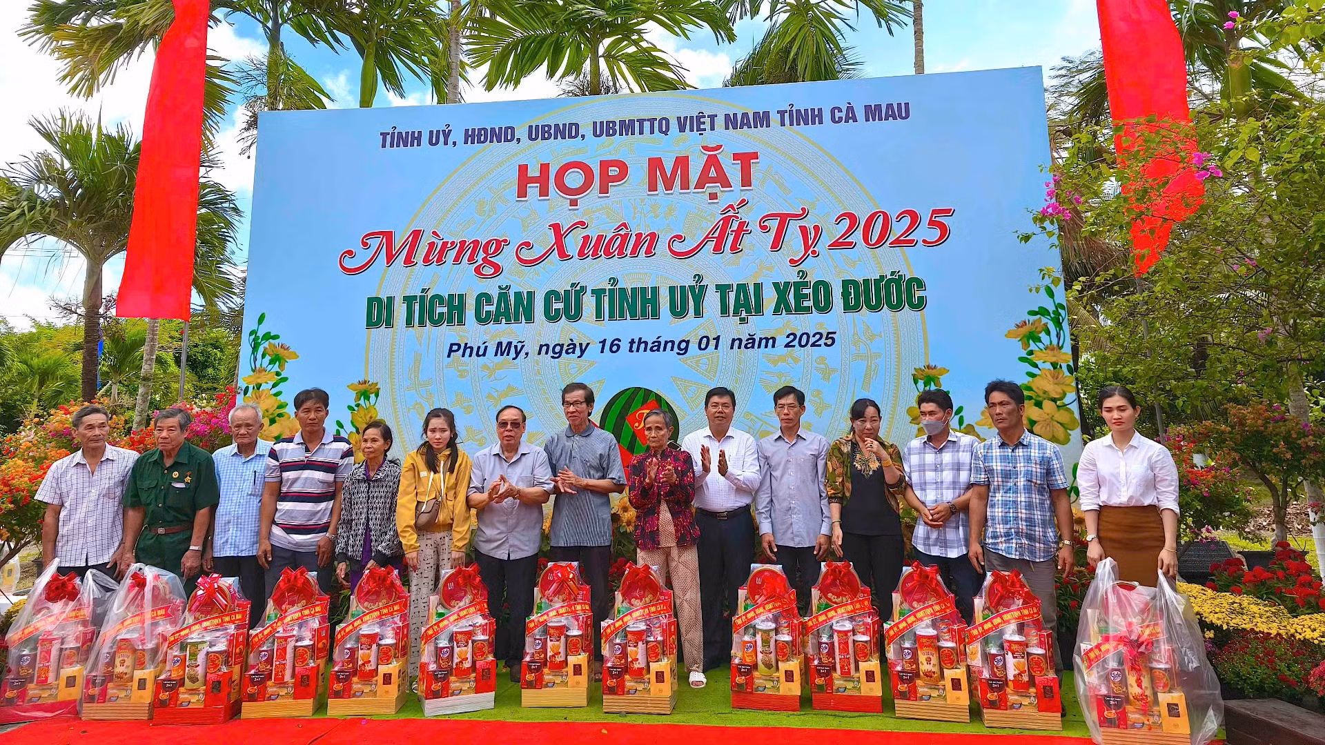 Bí thư Tỉnh ủy Cà Mau Nguyễn Tiến Hải trao tặng quà Tết cho nhân dân, gia đình người có công vùng căn cứ cách mạng Xẻo Đước.
