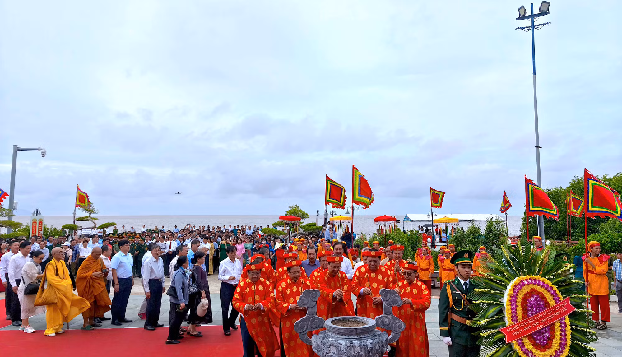 Lãnh đạo tỉnh Cà Mau và đông đảo quần chúng, nhân dân đến dâng hoa, dâng hương tri ân tại Đền Đức Quốc Tổ Lạc Long Quân.